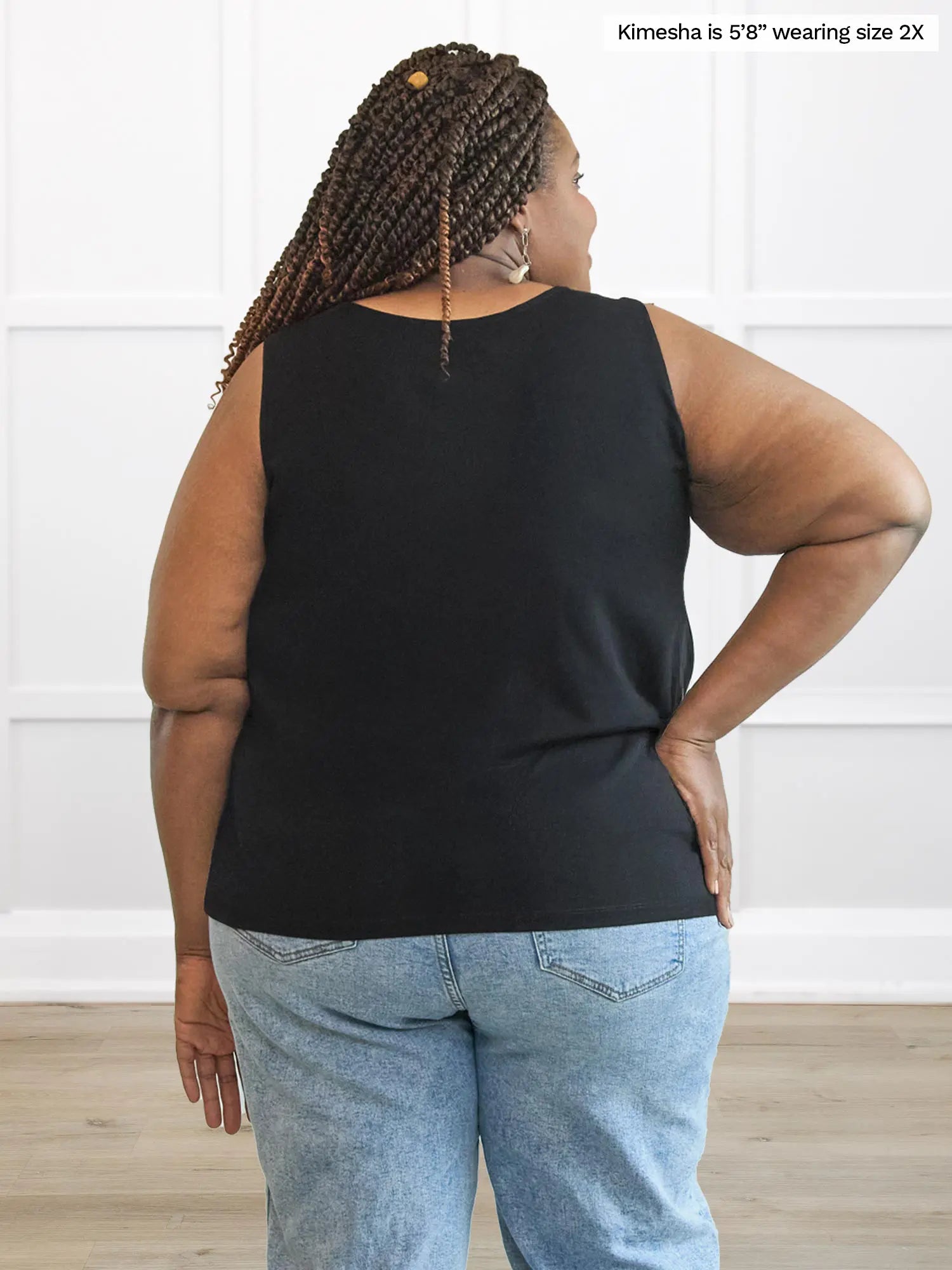 Miik model plus size Kimesha (5’8”, 2x) standing with her back towards the camera showing the back of Miik&