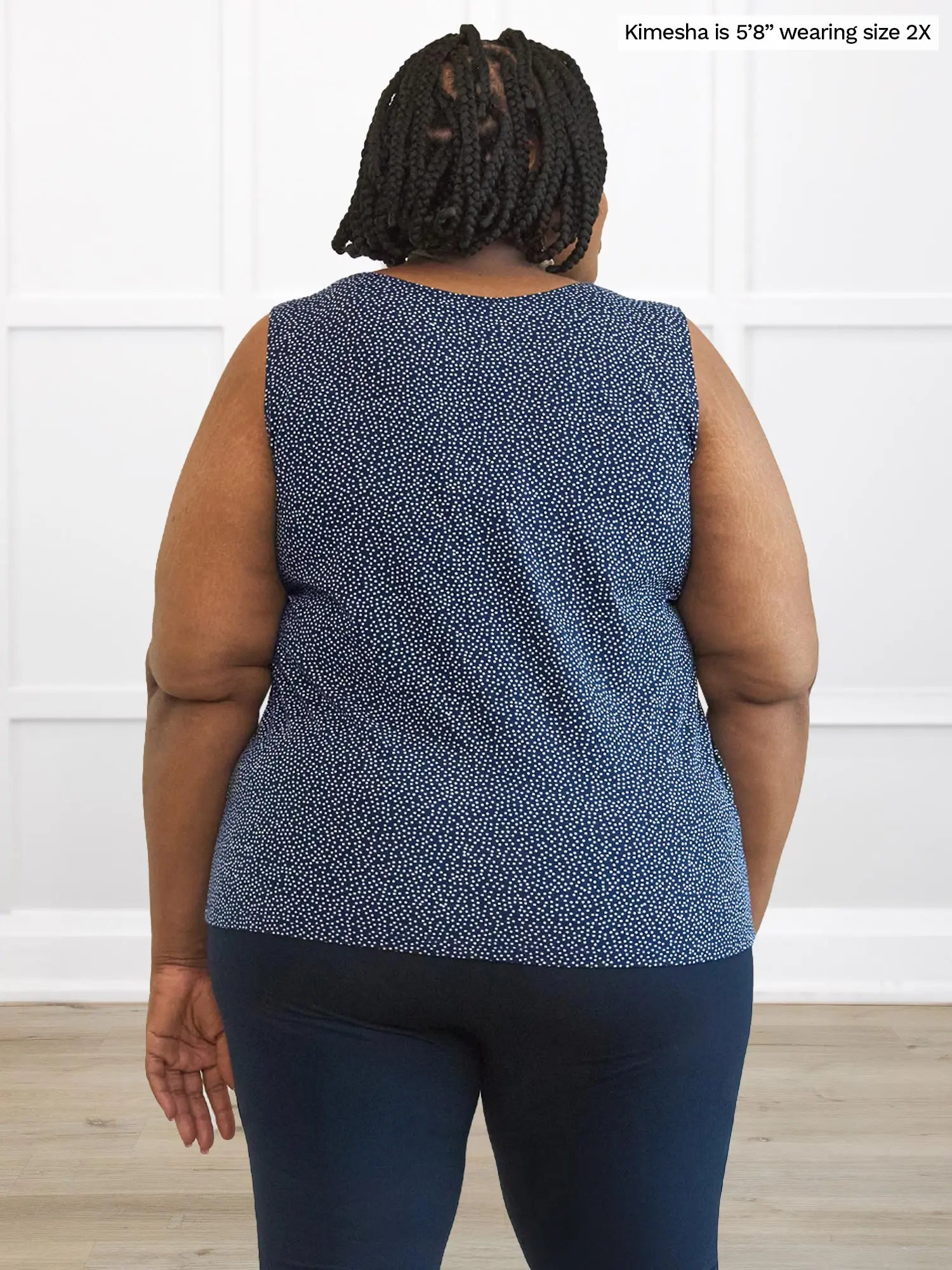 Miik model plus size Kimesha (5’8”, 2x) standing with her back towards the camera showing the back of Miik&