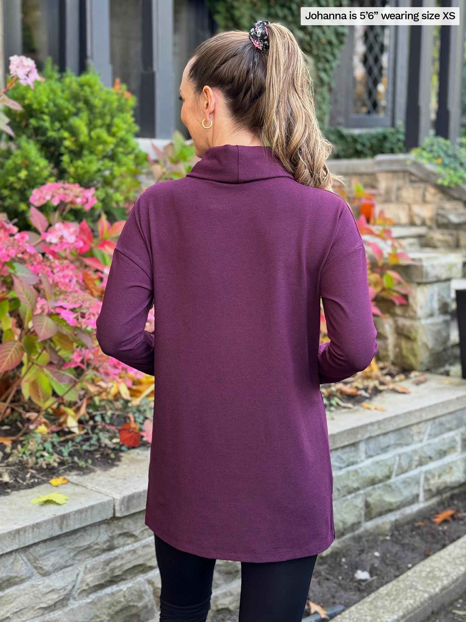Miik model Johanna (5’6”, xsmall) standing with her back towards the camera showing the back of Miik&