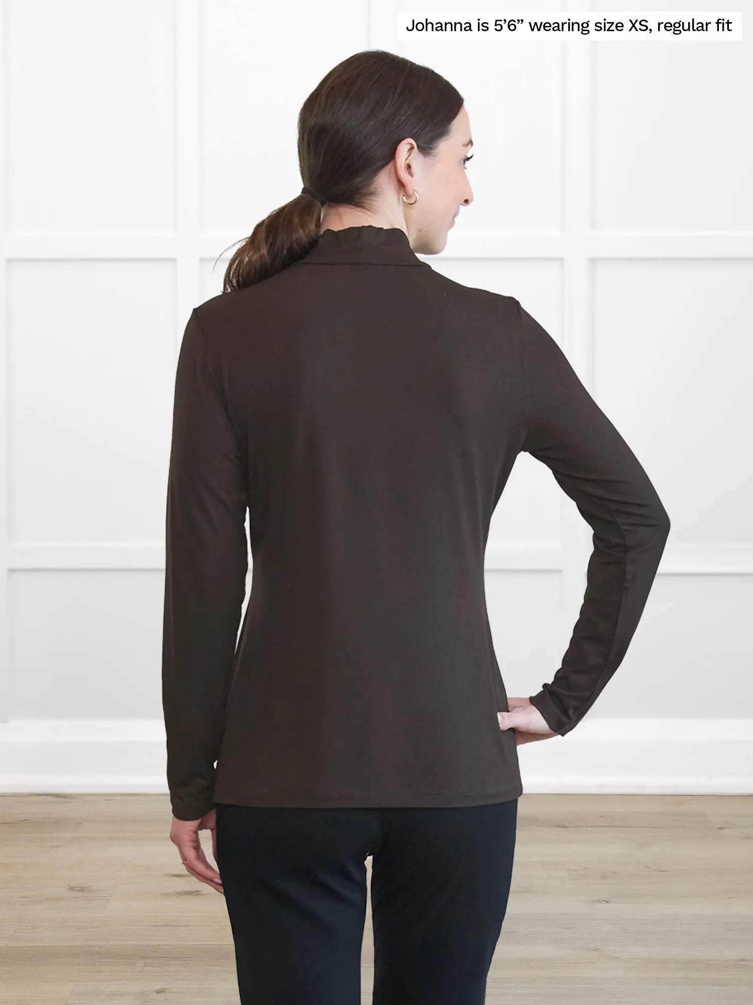 Miik model Johanna (5’6”, xsmall) standing with her back towards the camera showing the back of Miik&
