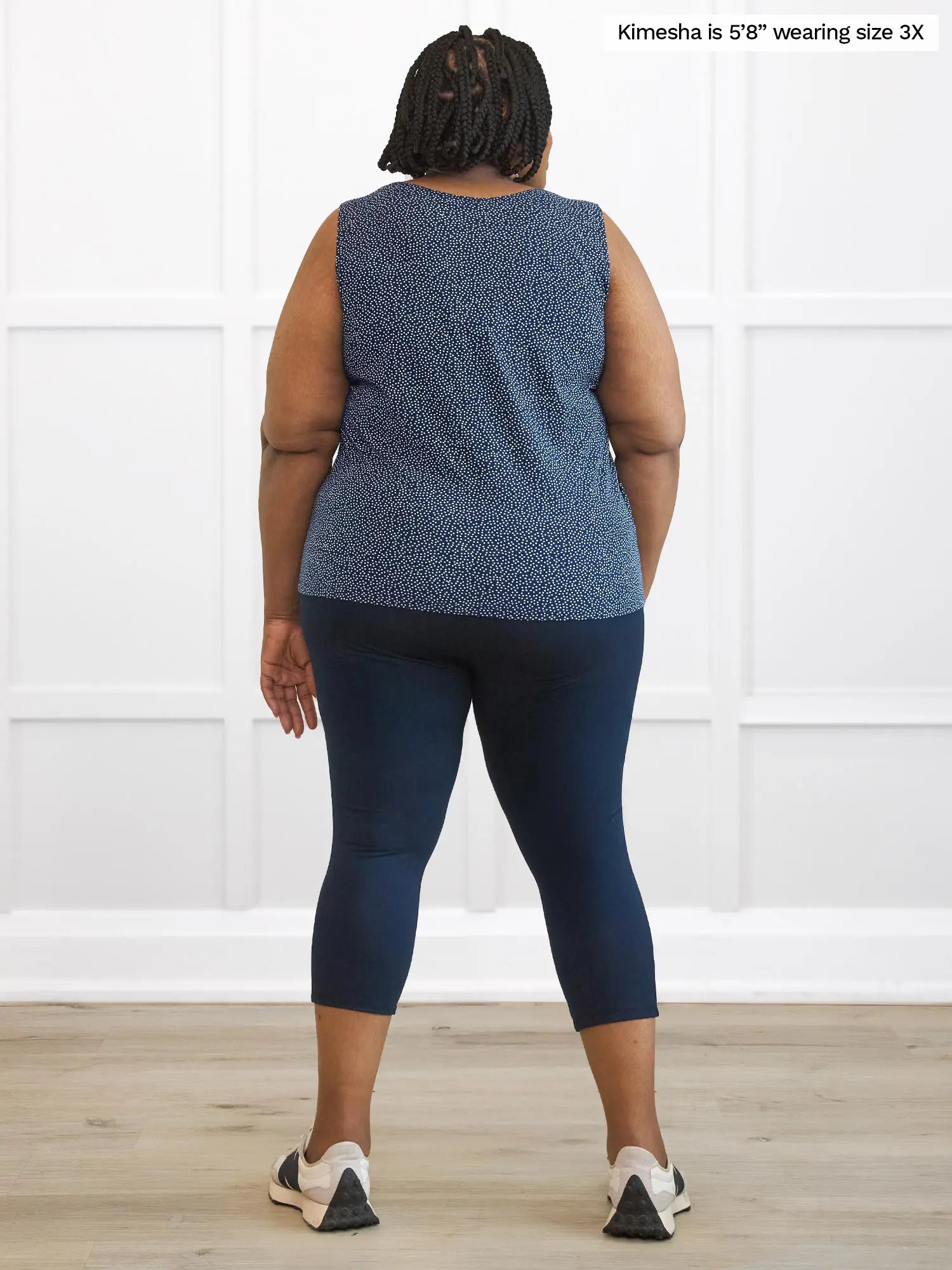 Miik model plus size Kimesha (5’8”, 3x) standing with her back towards the camera showing the back of Miik&