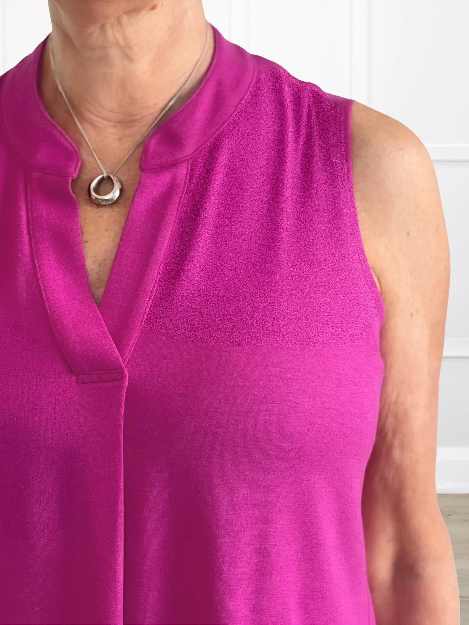 A closeup detail of the band collar of Miik&