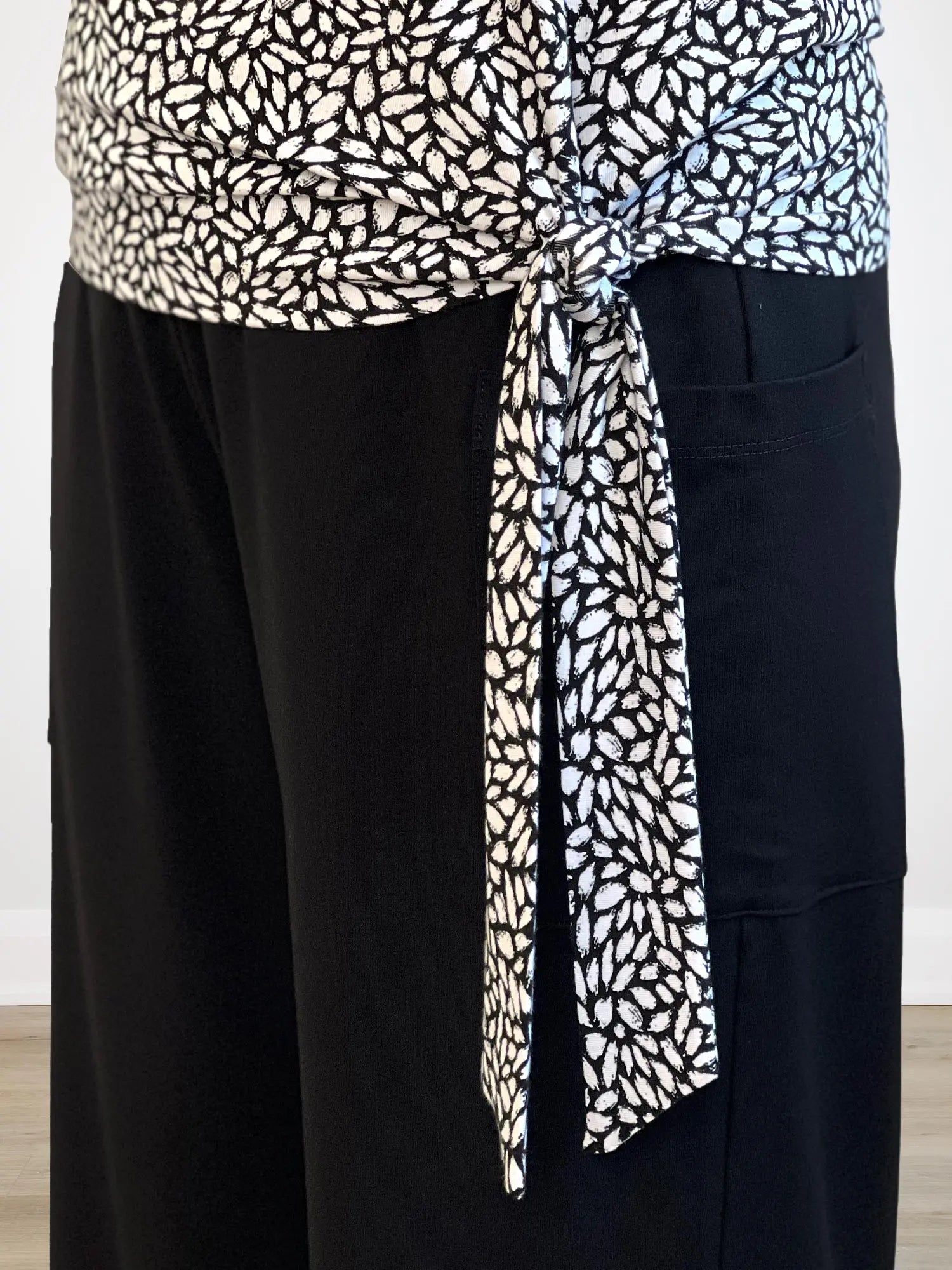 A closeup shot image of the side knot of Miik&