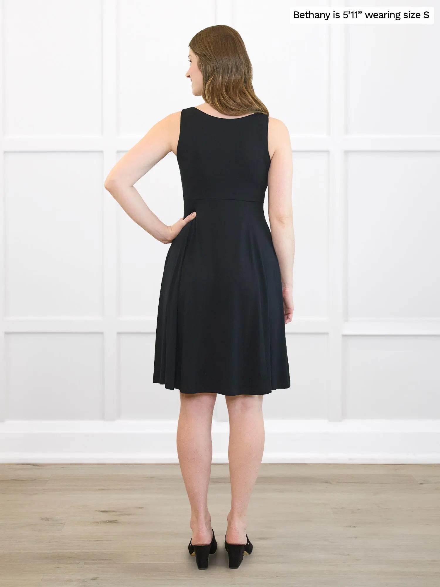 Miik model Bethany (5’22”, small) standing with her back towards the camera showing the back of Miik&
