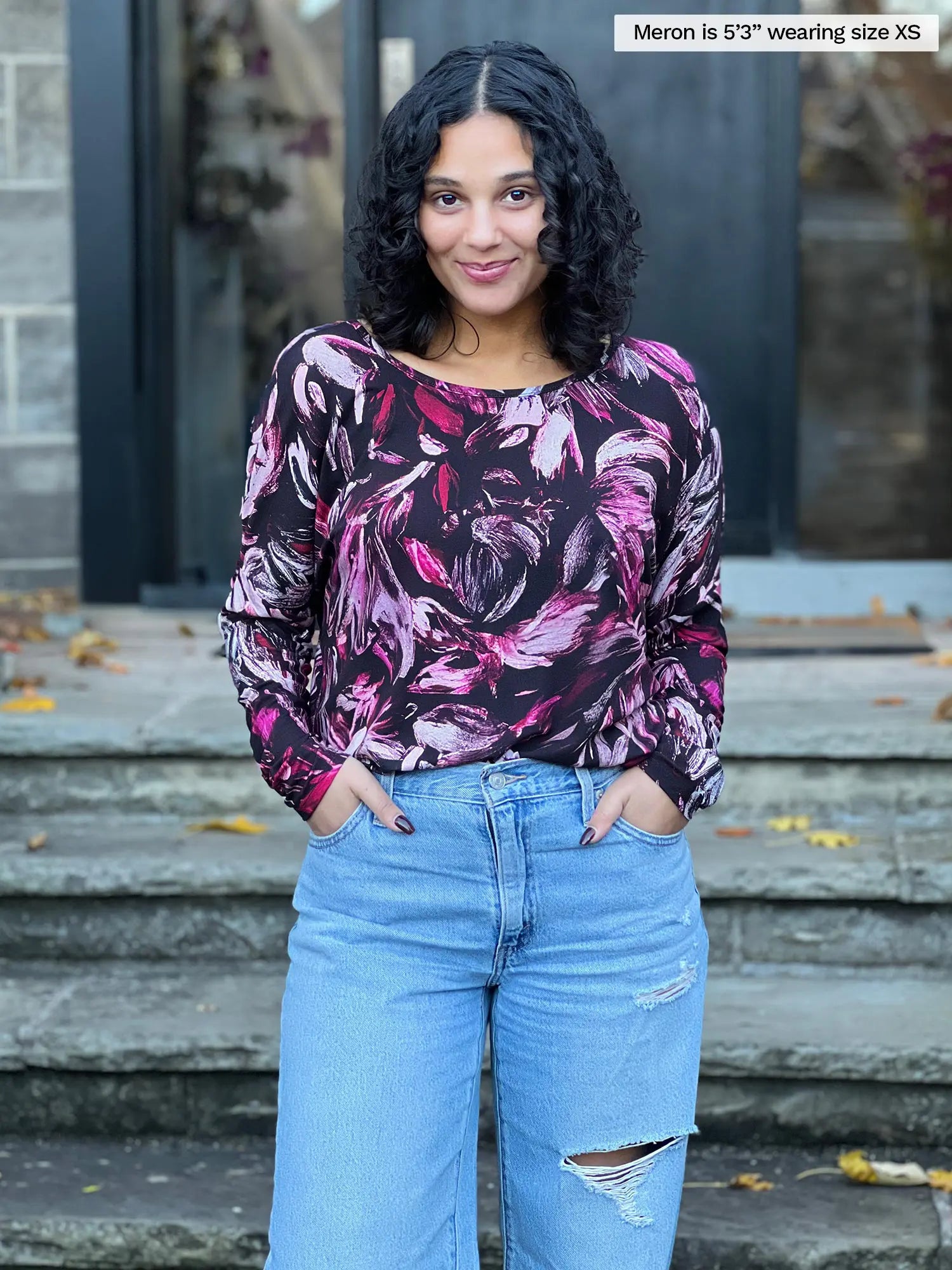 Miik model Meron (53", xsmall) smiling wearing Miik&