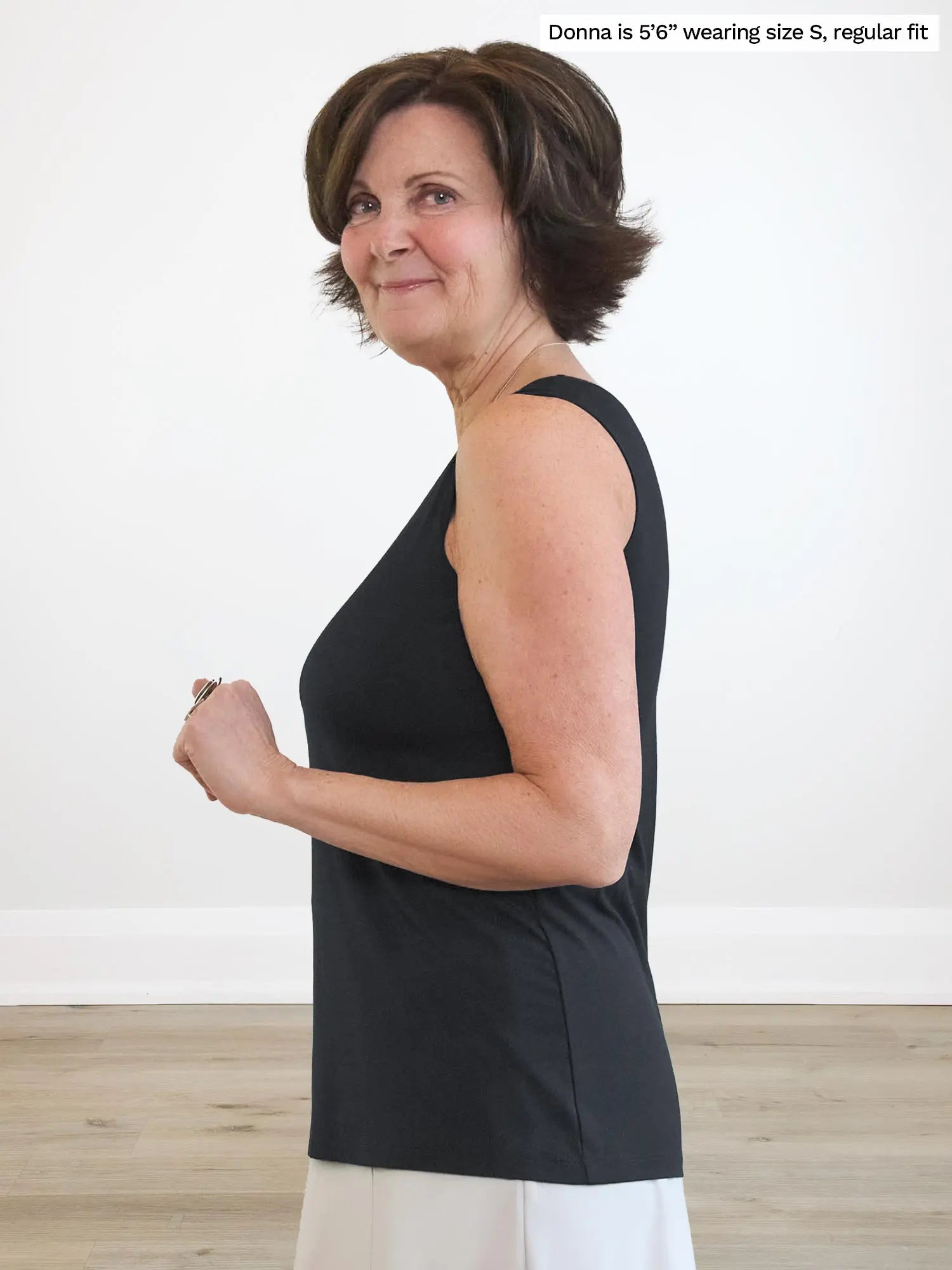 Miik founder Donna (5’6”, small) standing sideway wearing Miik&