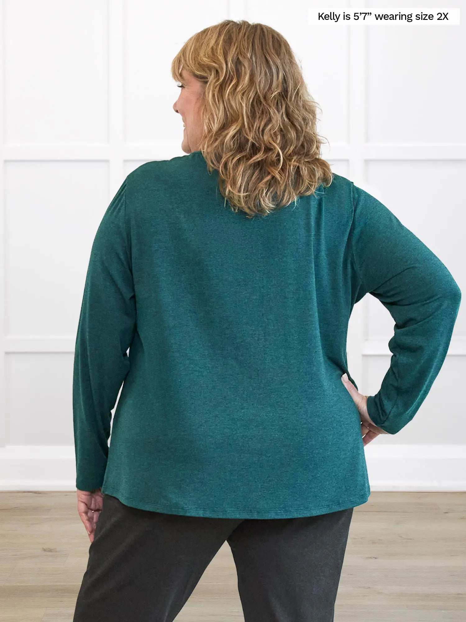 Miik model plus size Kelly (5’7”, 3x) standing with her back towards the camera showing the back of Miik&