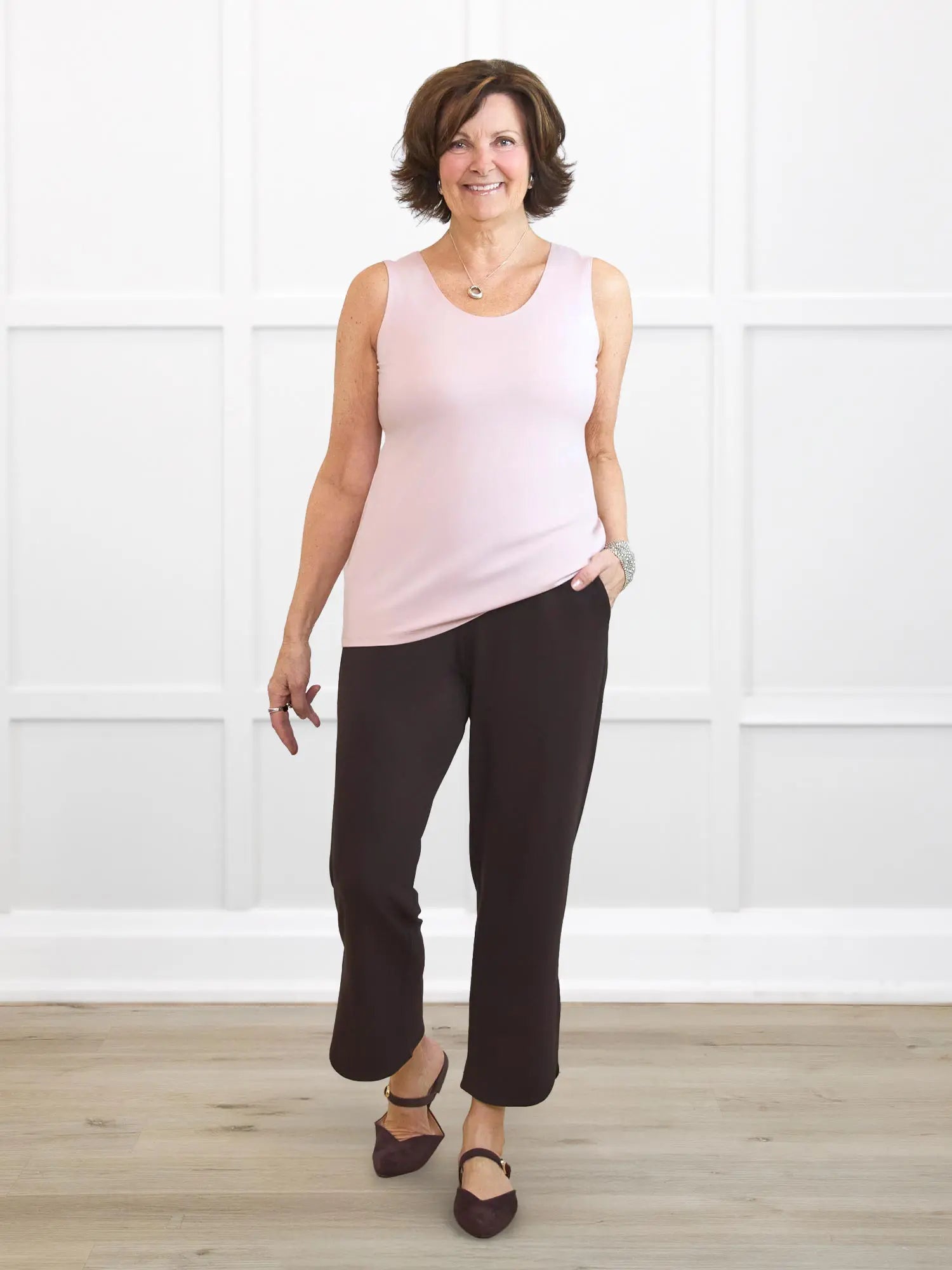 Akira tulip hem capri pant for women in Dark chocolate on model Donna, size S Regular @Donna-S-regular