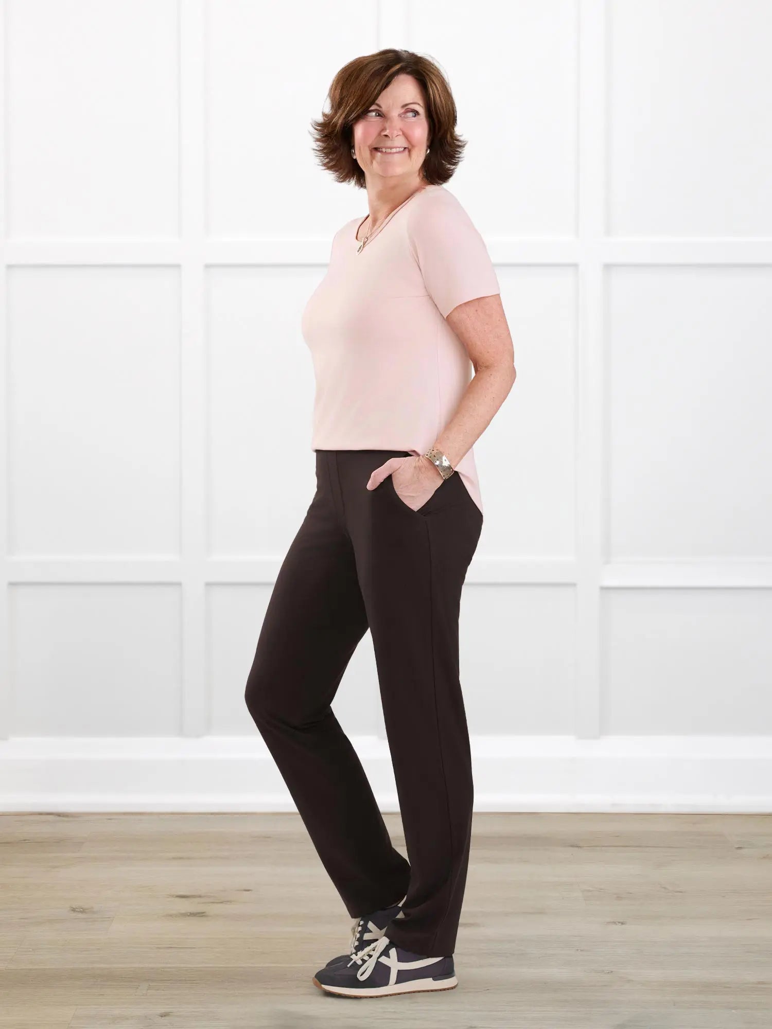 Asia mid rise slim pant for women in Dark chocolate on model Donna, size S Regular @Donna-S-regular