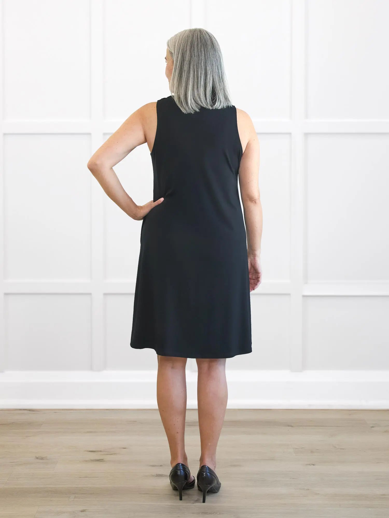 Bevlyn sleeveless v neck pocket dress in Black on model Kerri, size S @Kerri-S