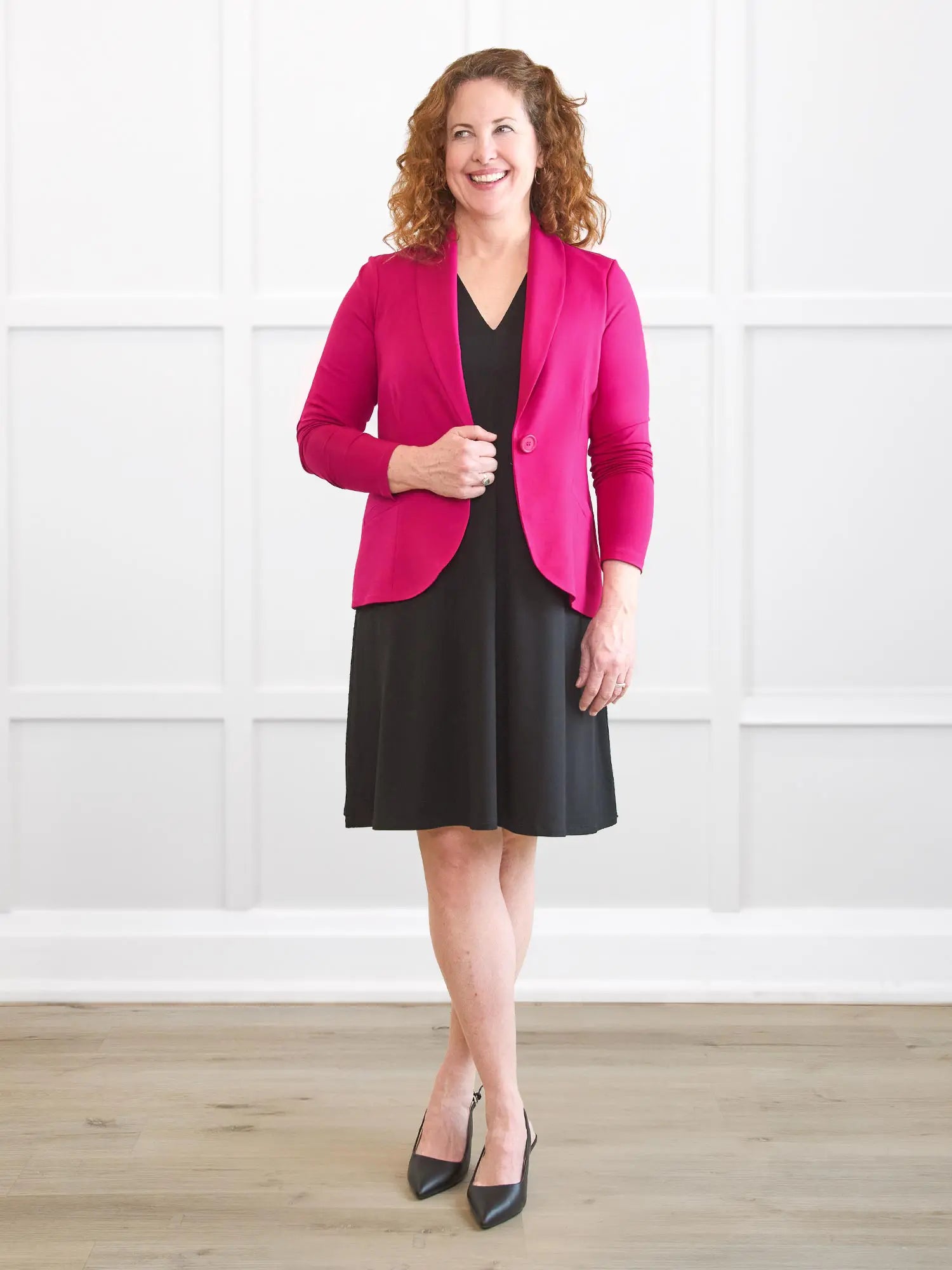 Bevlyn sleeveless v neck pocket dress in Black on model Melanie, size M @Melanie-M