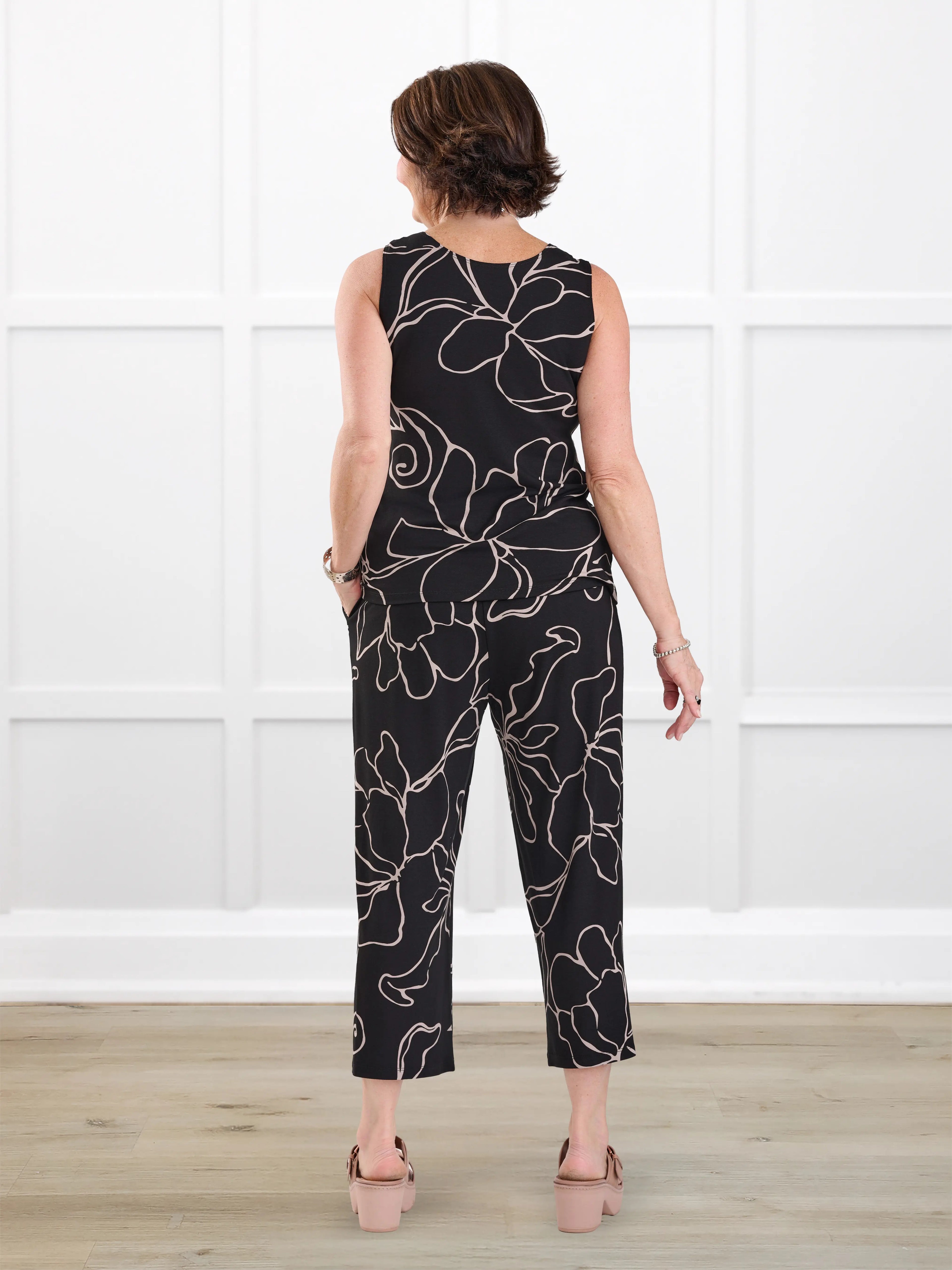 Easton pocket capri for women in Contour floral on model Donna, size S @Donna-S
