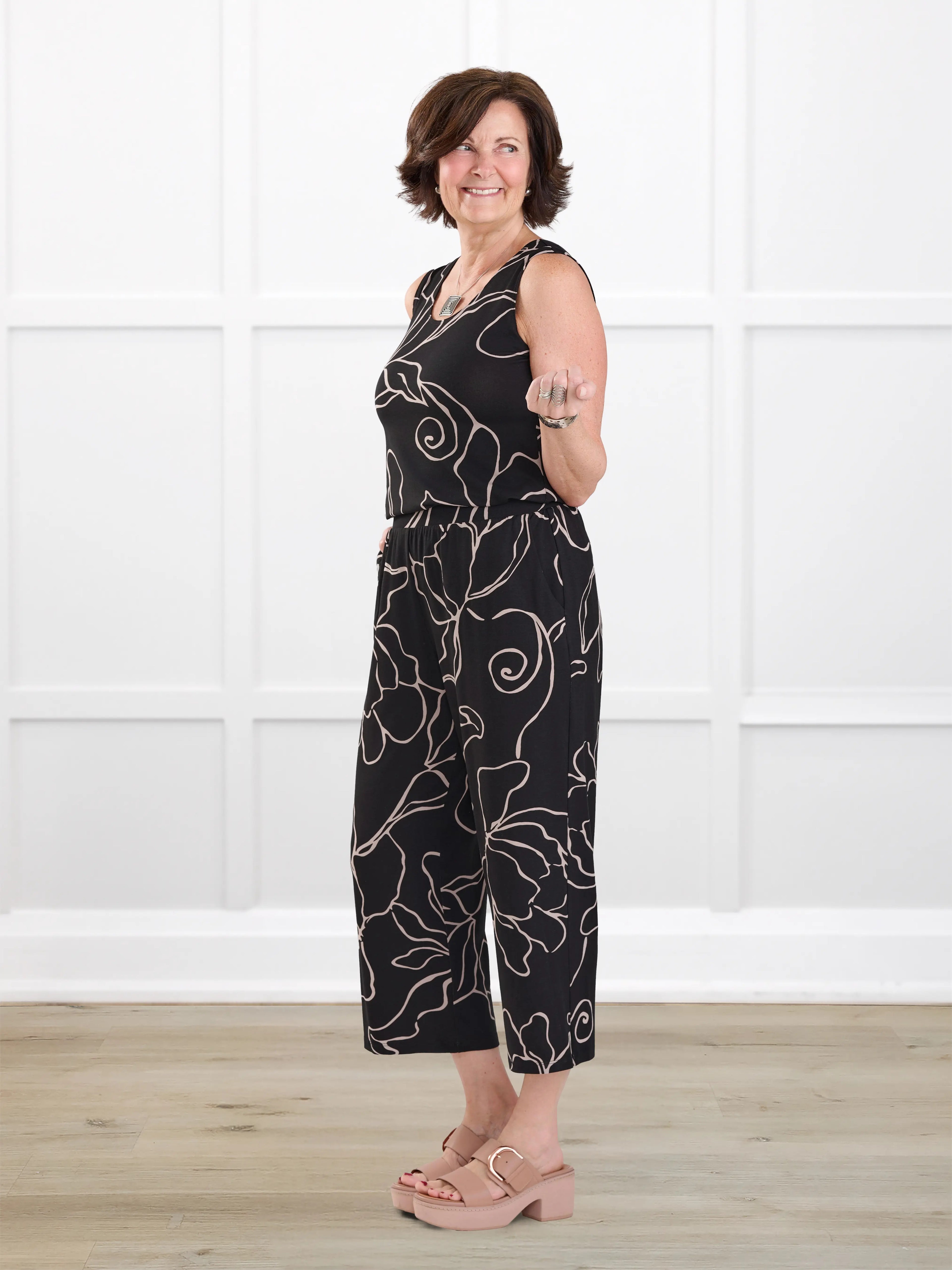 Easton pocket capri for women in Contour floral on model Donna, size S @Donna-S