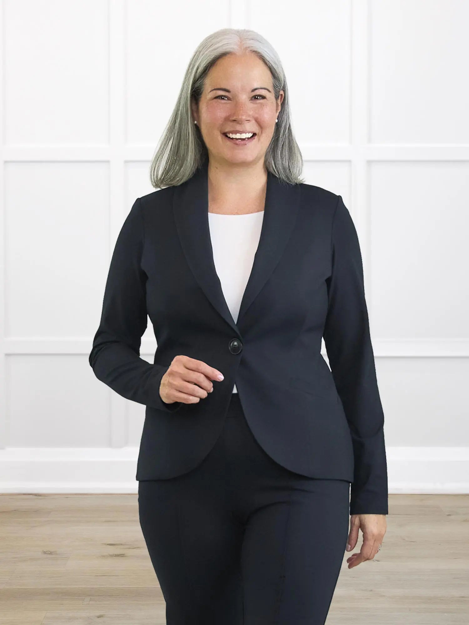 Emily soft stretchy blazer 00 in Black on model Kerri, size S Regular @Kerri-S-regular