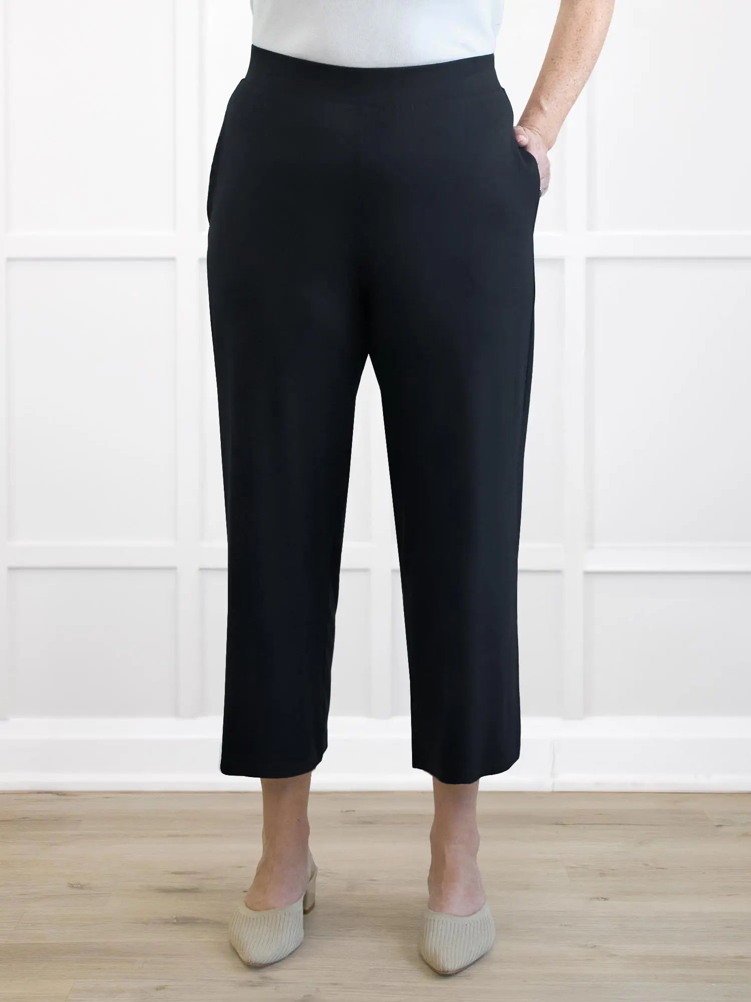 Gabby straight leg pocket capri pant in Black