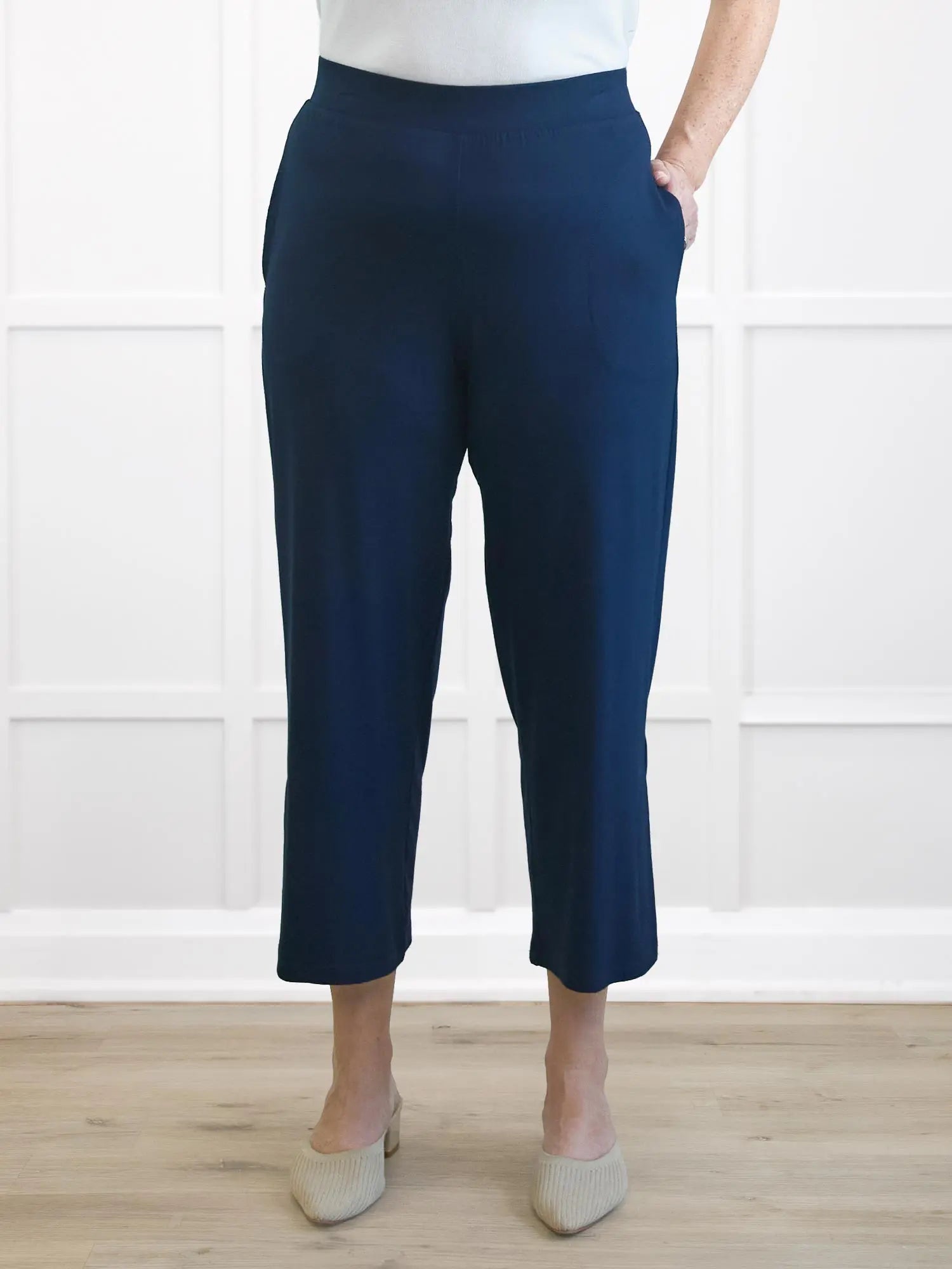 Gabby straight leg pocket capri pant 00 in Navy
