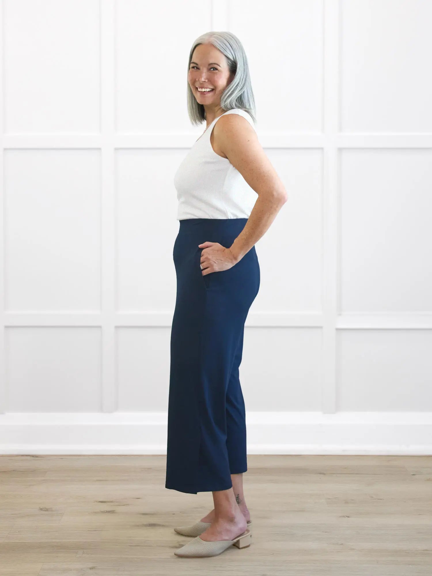 Gabby straight leg pocket capri pant in Navy on model Kerri, size S Regular @Kerri-S-regular