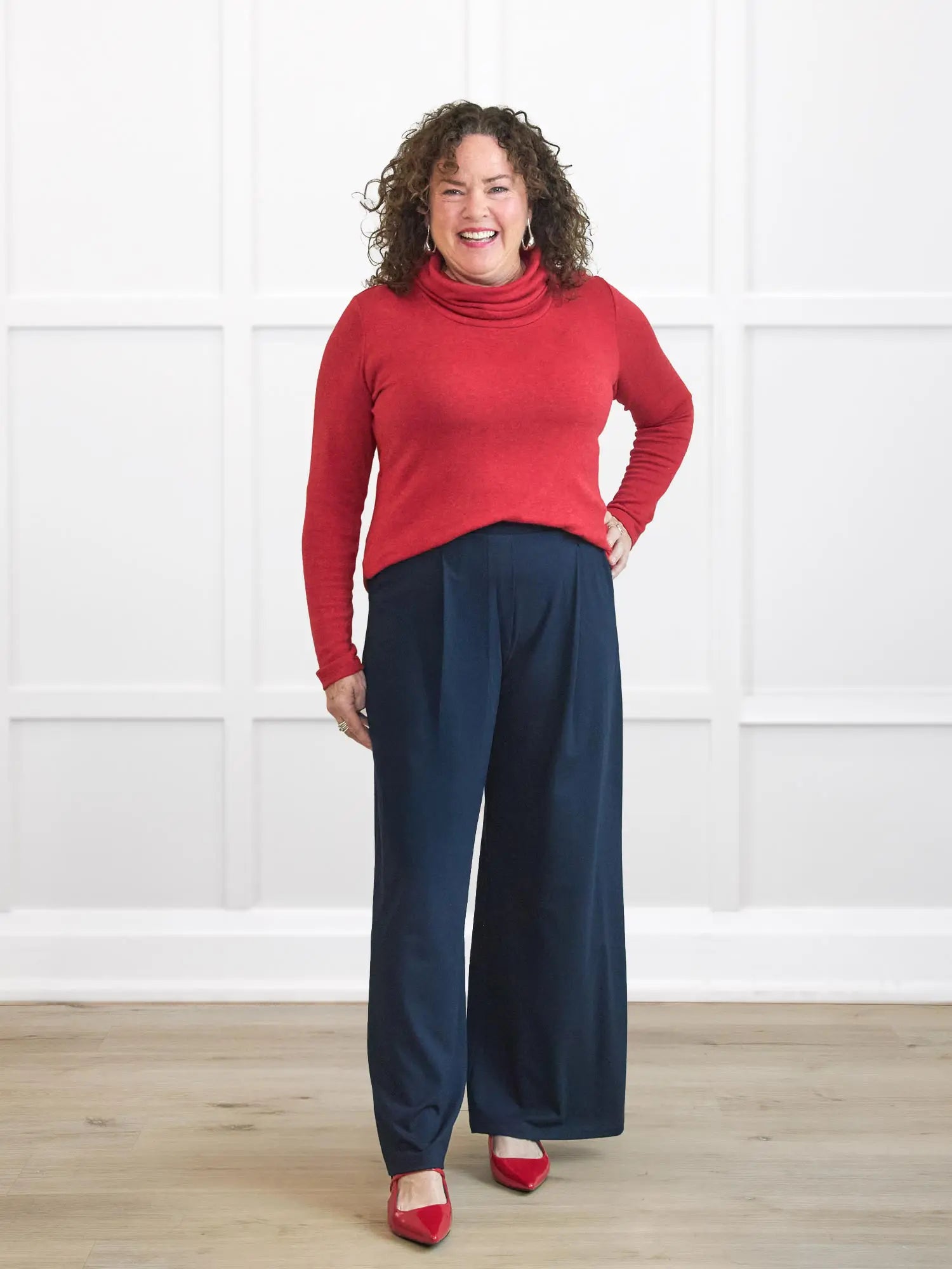 Lara high waisted wide leg pleated pant for women in Navy on model Kerri, size M Petite @Kerri-M-petite