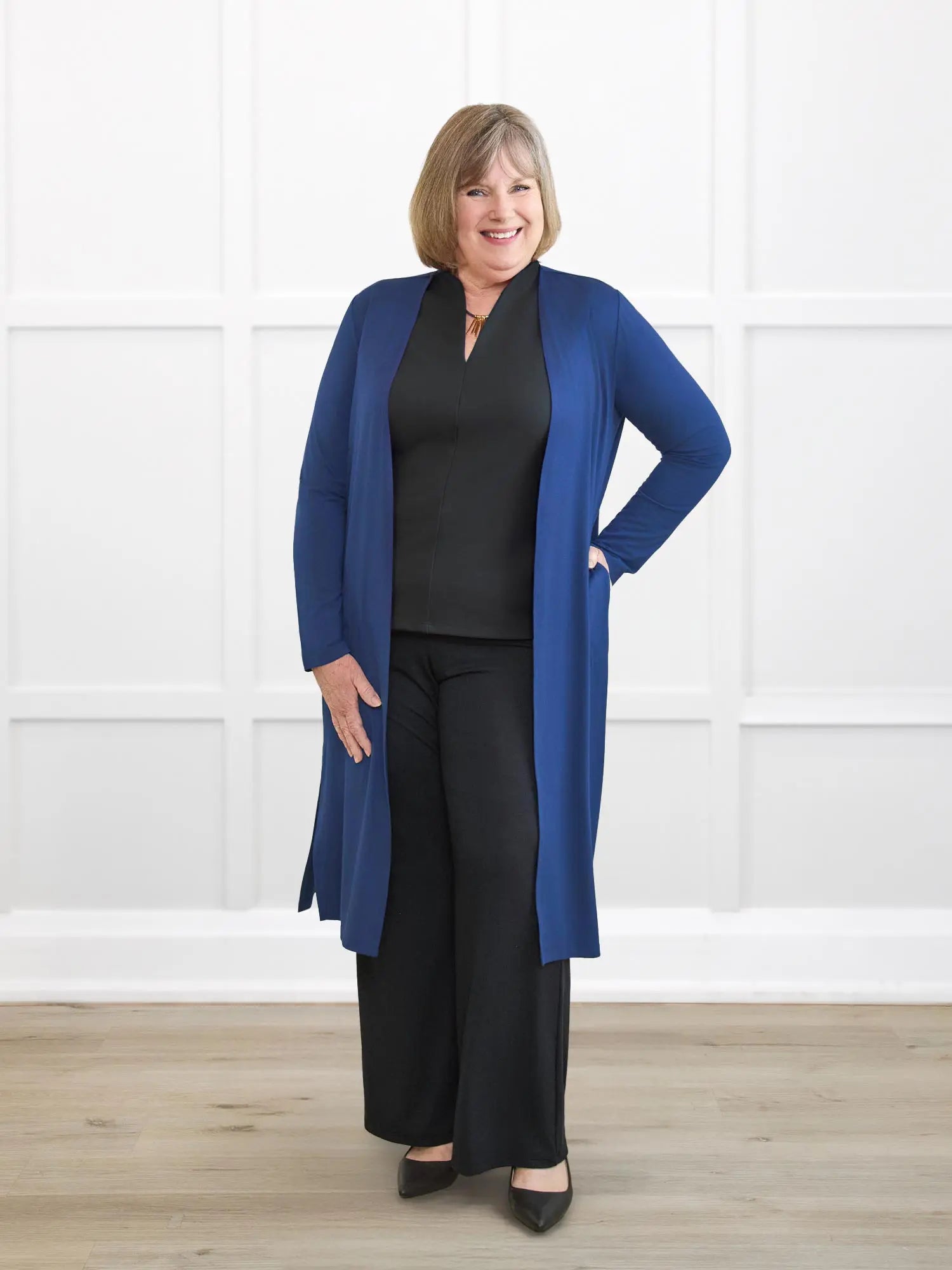 Larissa duster cardigan with pockets for women in Marine blue on model Laurie, size XL Regular @Laurie-XL-regular