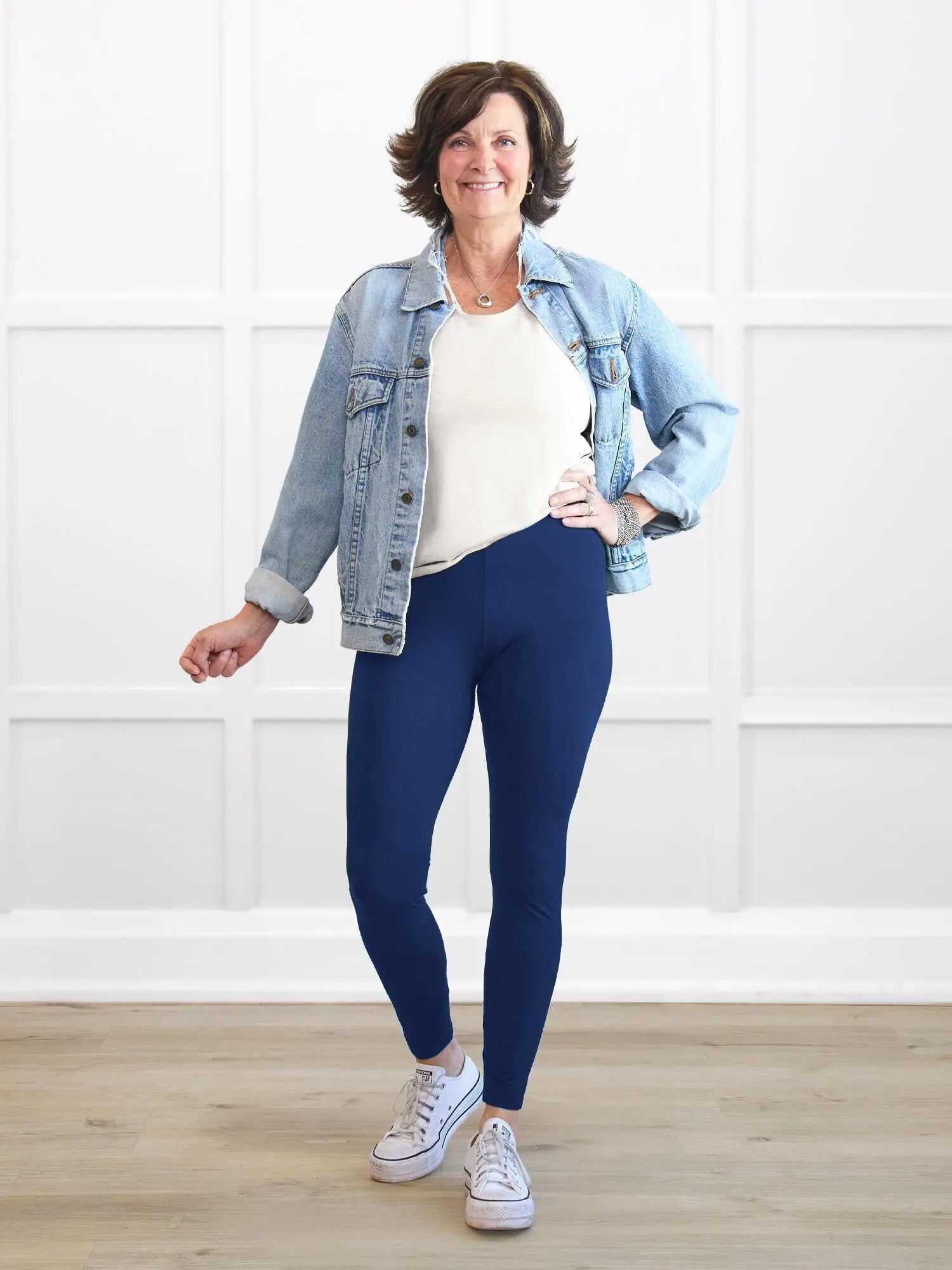 Lisa2 high waisted legging 00 in Marine blue on model Donna, size S Regular @Donna-S-regular