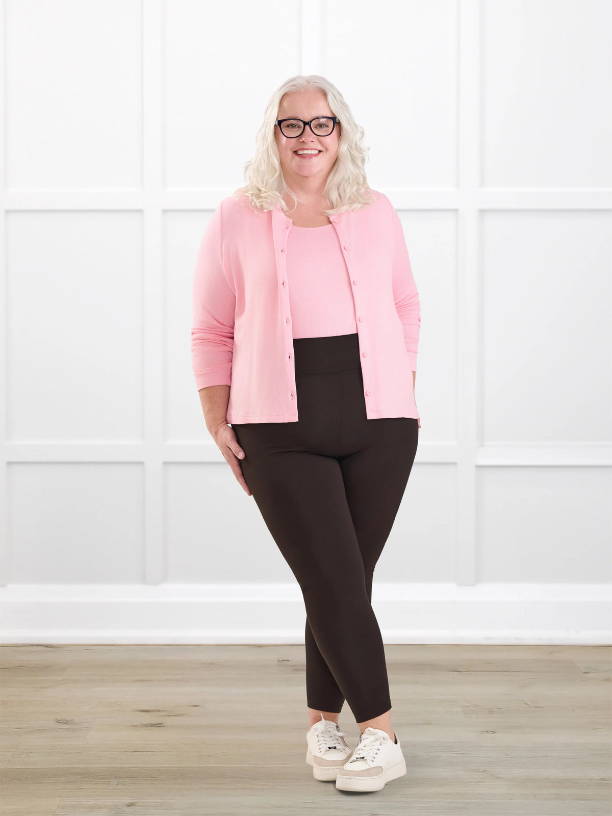 Lisa2 high waisted legging for women in Dark chocolate on model Colleen, size XXL Petite @Colleen-XXL-petite