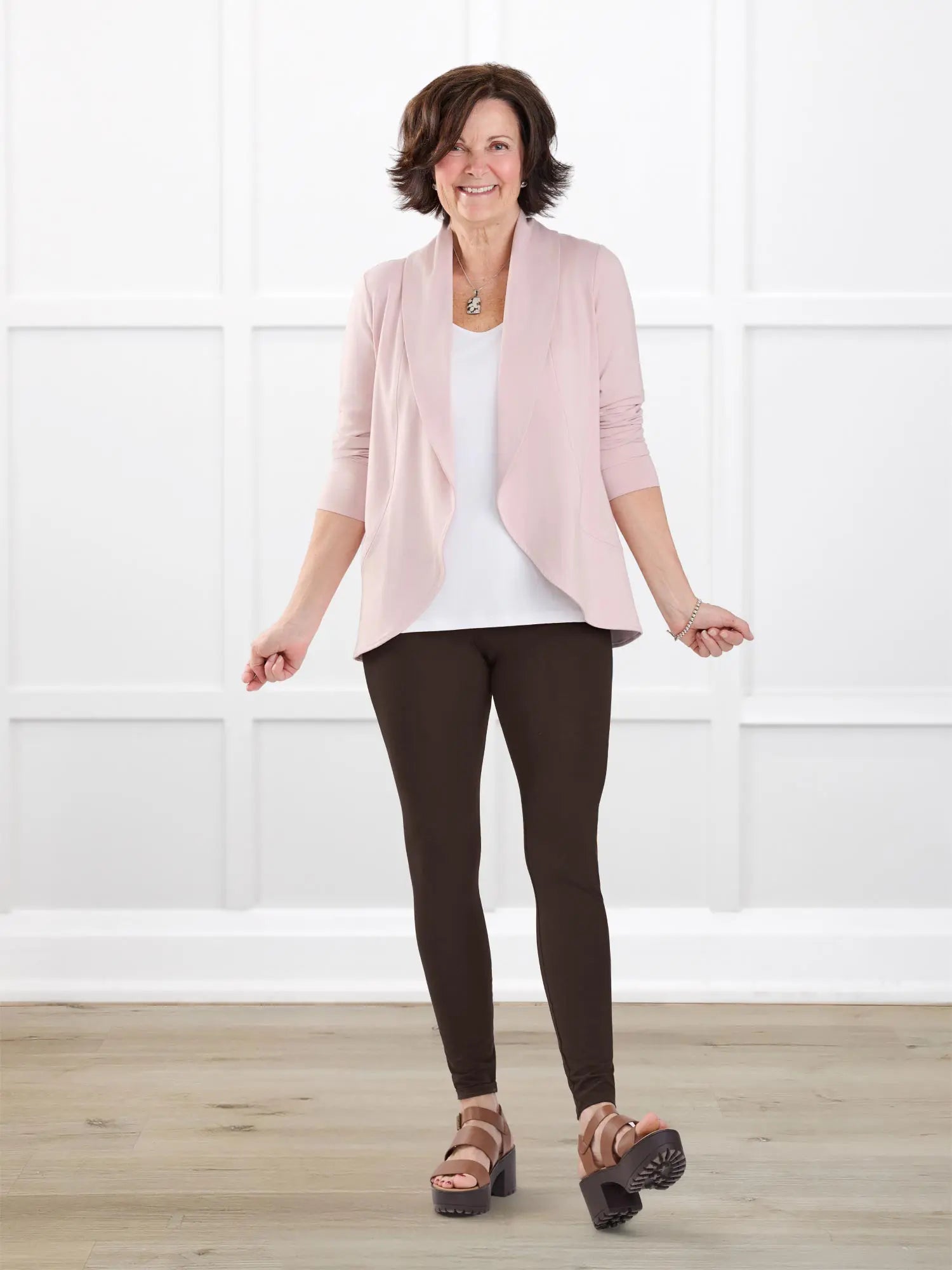 Lisa2 high waisted legging for women in Dark chocolate on model Donna, size S Regular @Donna-S-regular