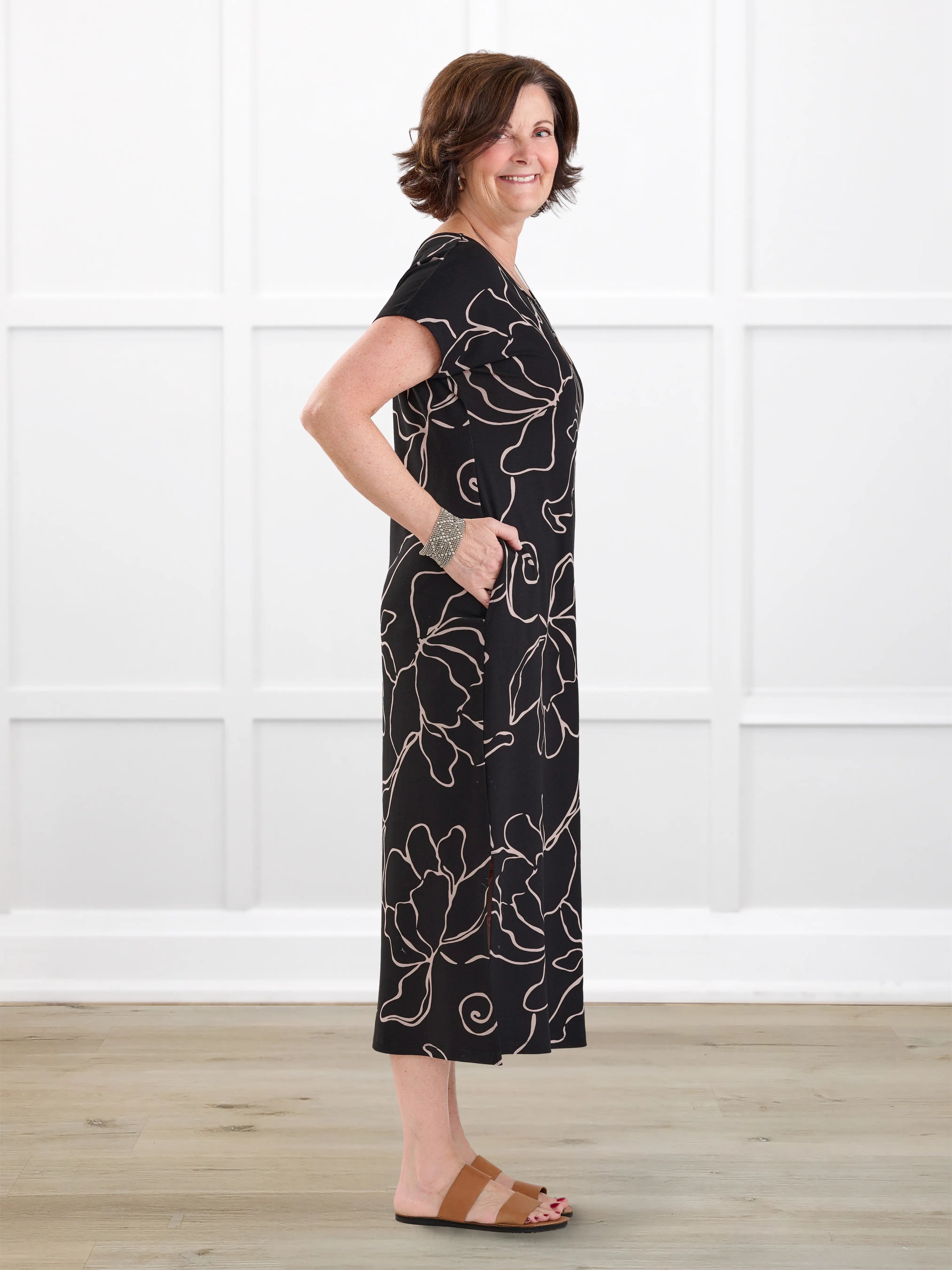 Marilla t shirt midi pocket dress for women in Contour floral on model Donna, size S @Donna-S
