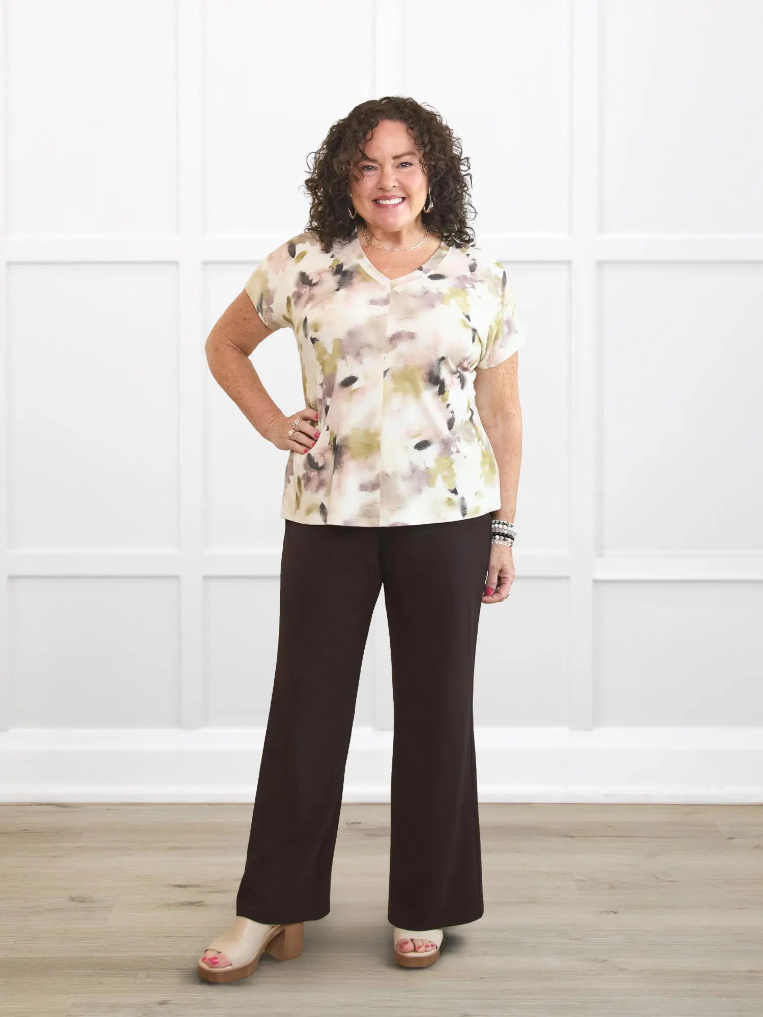 Reed high waisted pant with pockets for women in Dark chocolate on model Kerri, size M Petite @Kerri-M-petite