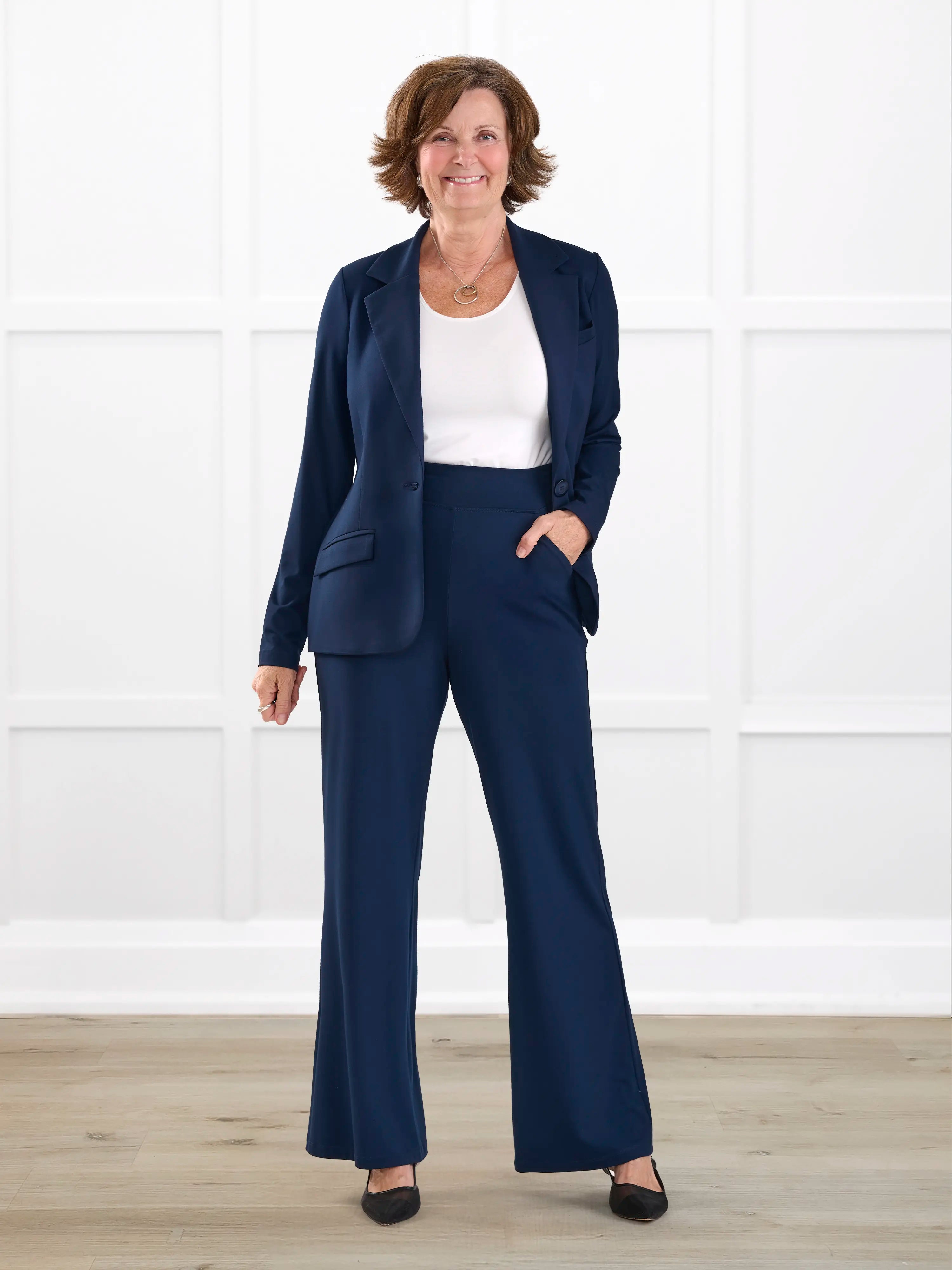 Reed high waisted pant with pockets for women in Navy on model Donna, size S Regular @Donna-S-regular