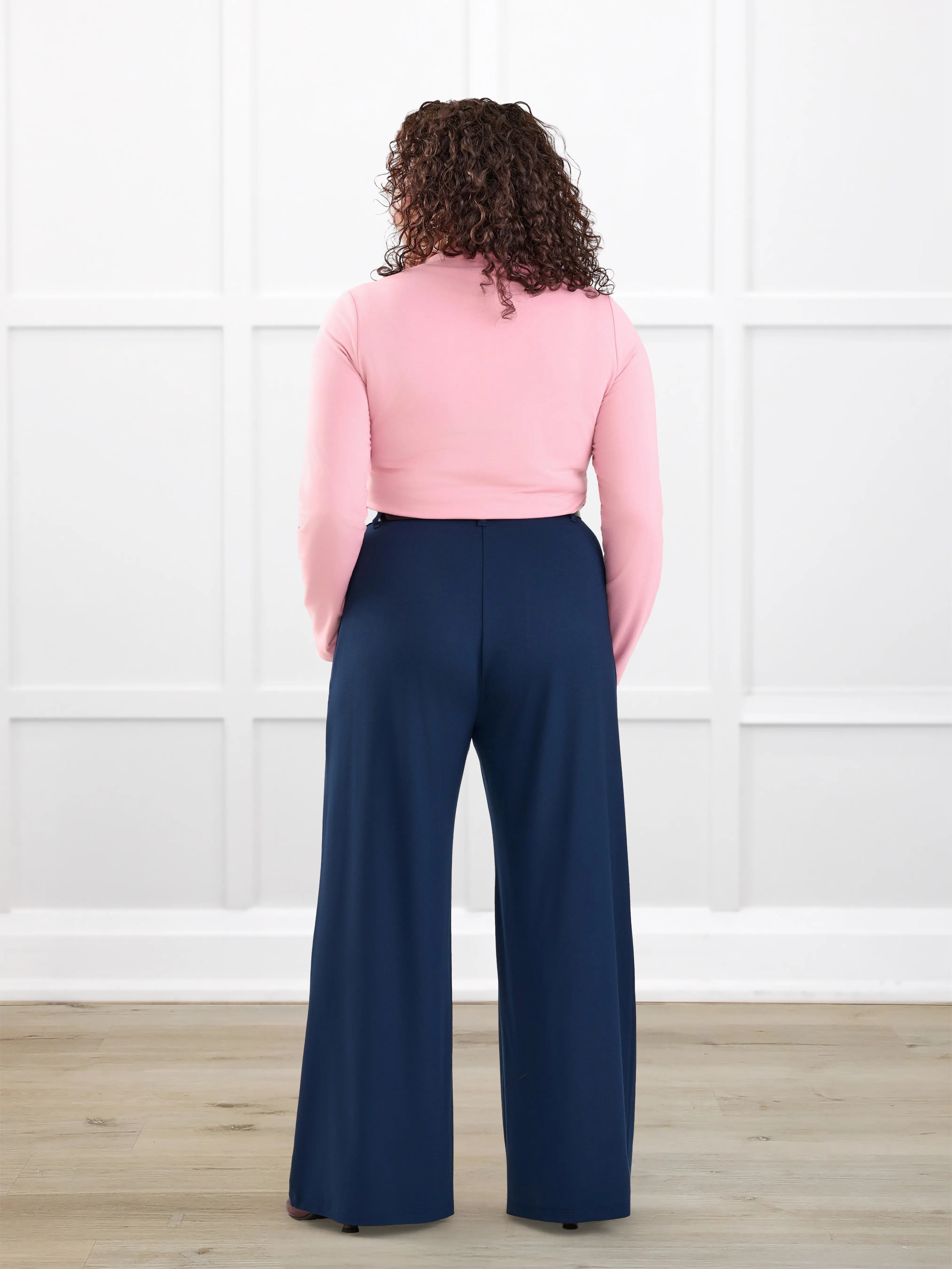 Samara wide leg pocket pant for women in Navy on model Kerri, size M Petite @Kerri-M-petite