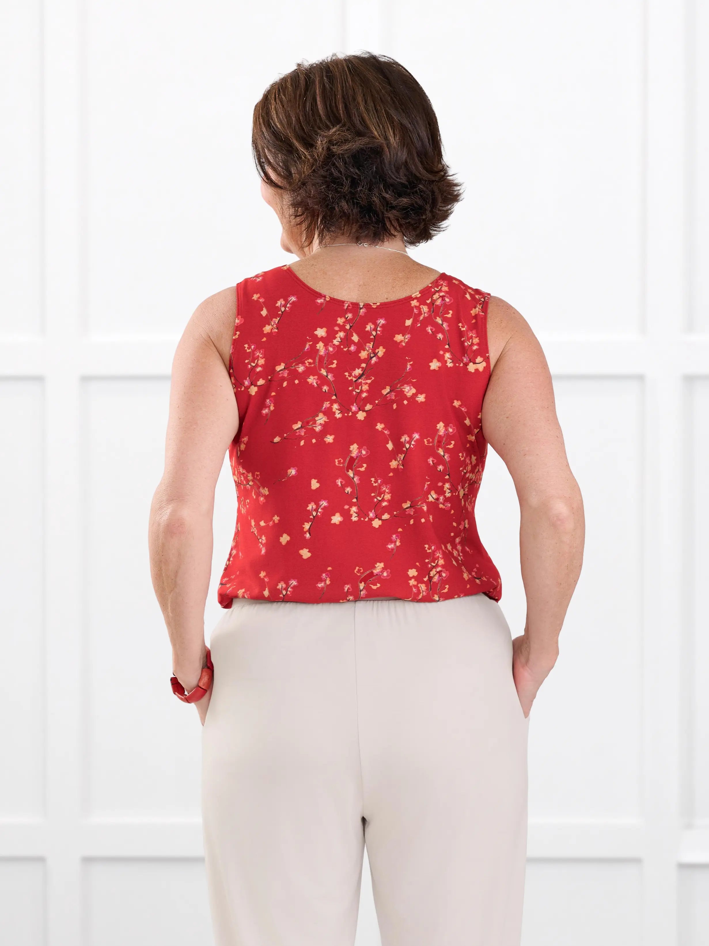 Shandra reversible neckline tank top in Chili blossom on model Donna, size S regular @Donna-S-regular