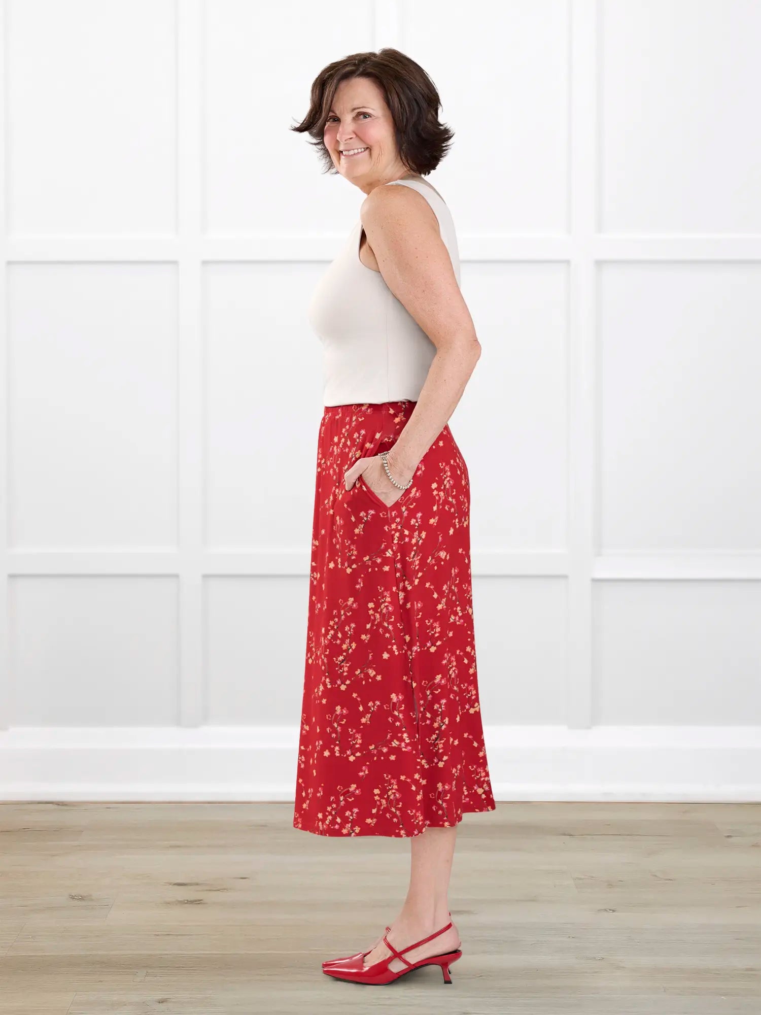 Shirley midi pocket skirt for women in Chili blossom on model Donna, size S @Donna-S