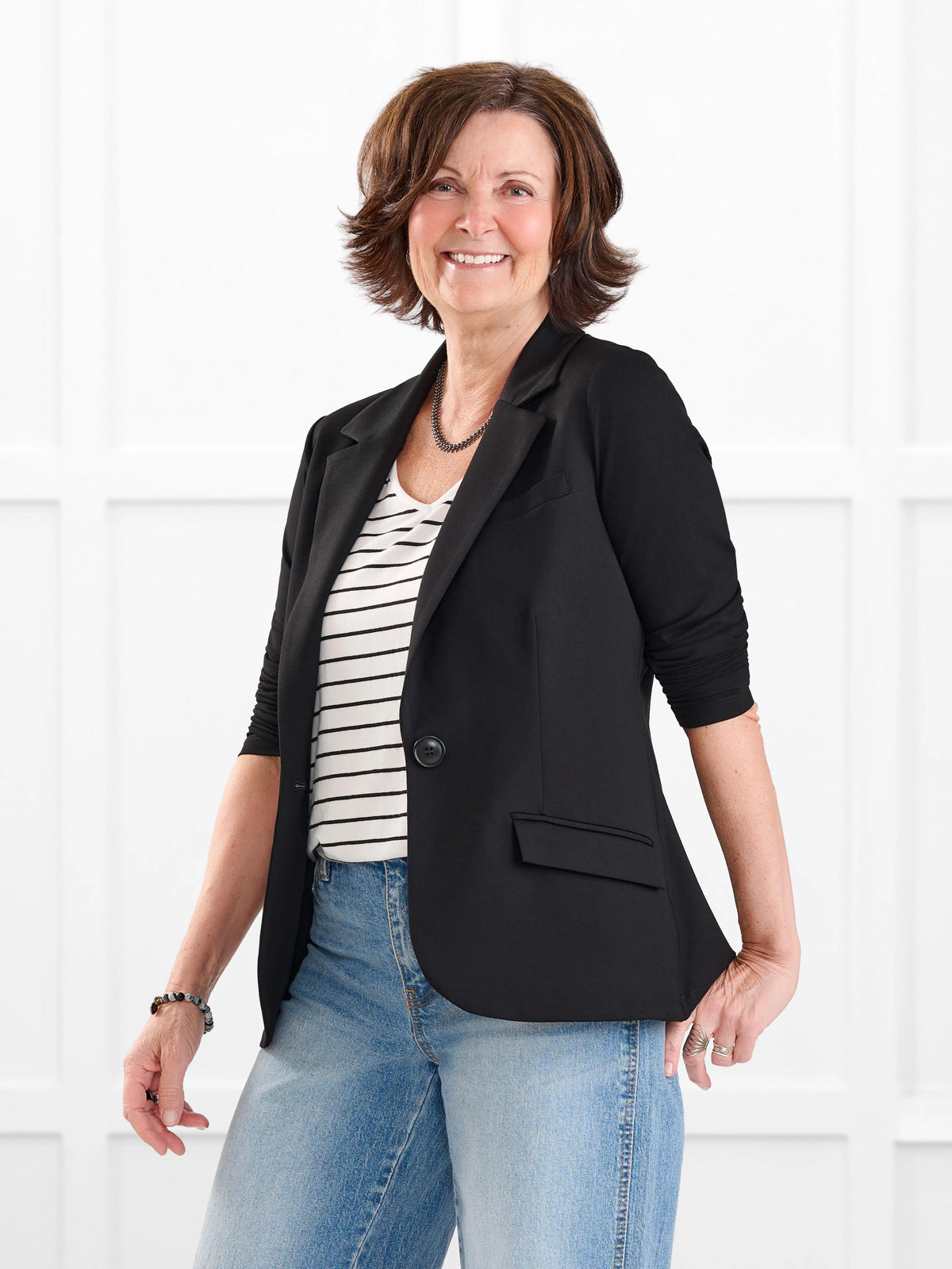 Sienna stretchy girlfriend blazer for women in Black on model Donna, size S @Donna-S
