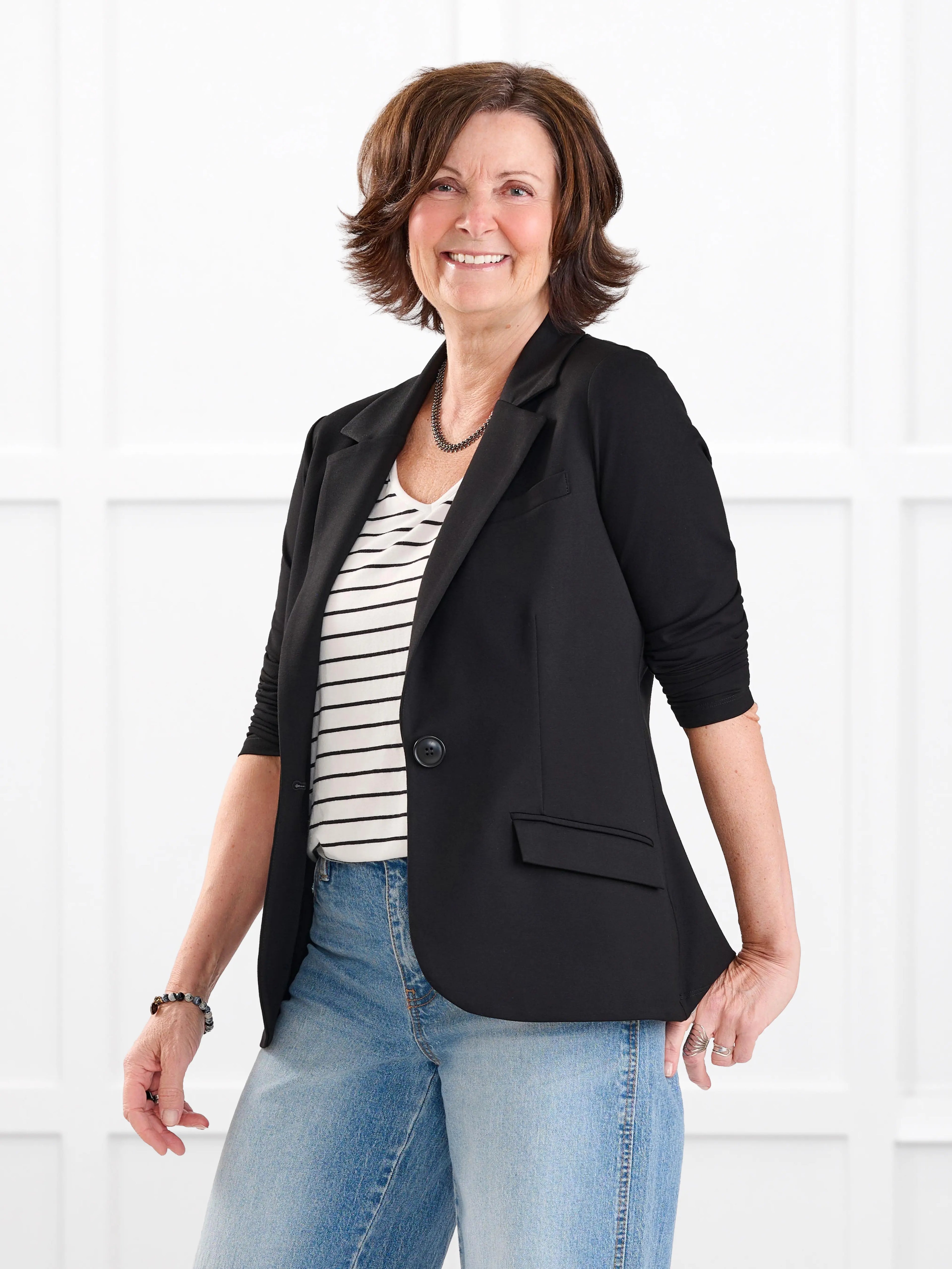 Sienna stretchy girlfriend blazer for women in Black on model Donna, size S @Donna-S