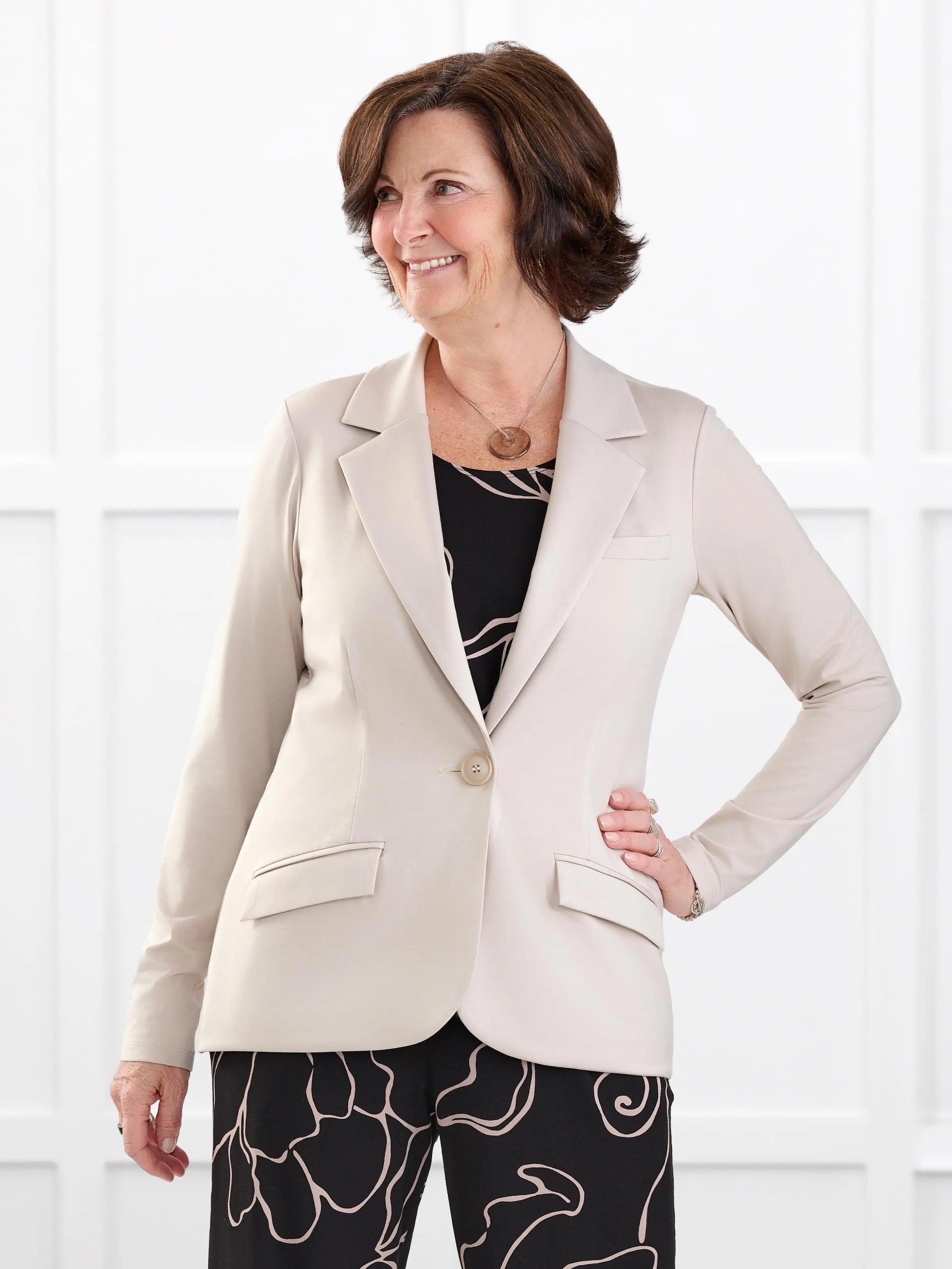 Sienna stretchy girlfriend blazer for women in Sandstone on model Donna, size S @Donna-S