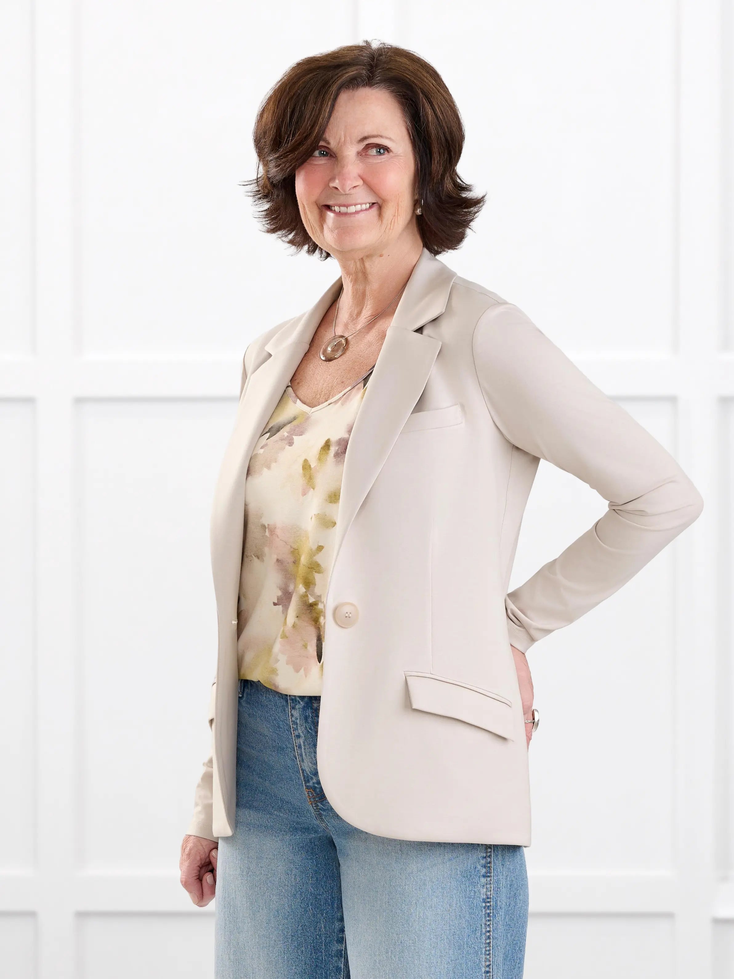 Sienna stretchy girlfriend blazer for women in Sandstone on model Donna, size S @Donna-S
