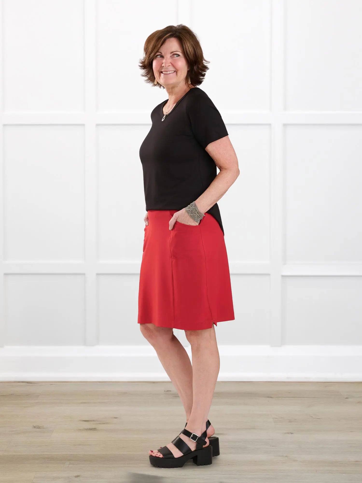 Tessa high waisted pocket skort for women in Chili on model Donna, size S Long @Donna-S-long