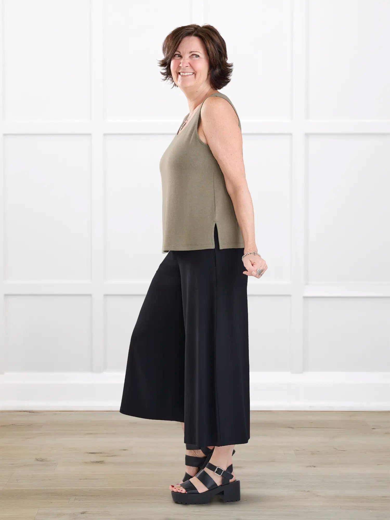 Valencia capri palazzo pocket pant in Black on model Donna, size S Regular @Donna-S-regular