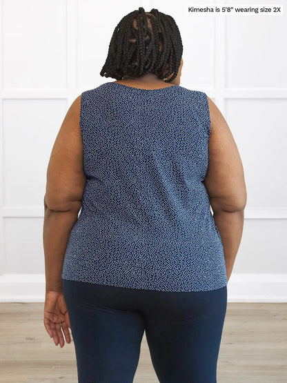 Miik model plus size Kimesha (5’8”, 2x) standing with her back towards the camera showing the back of Miik&