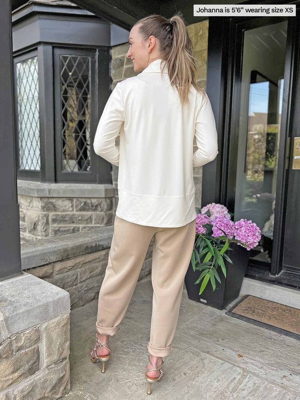 Miik model Johanna (five feet six, size xsmall) standing with her back towards the camera showing the back of Miik's Anne soft stretch blazer 