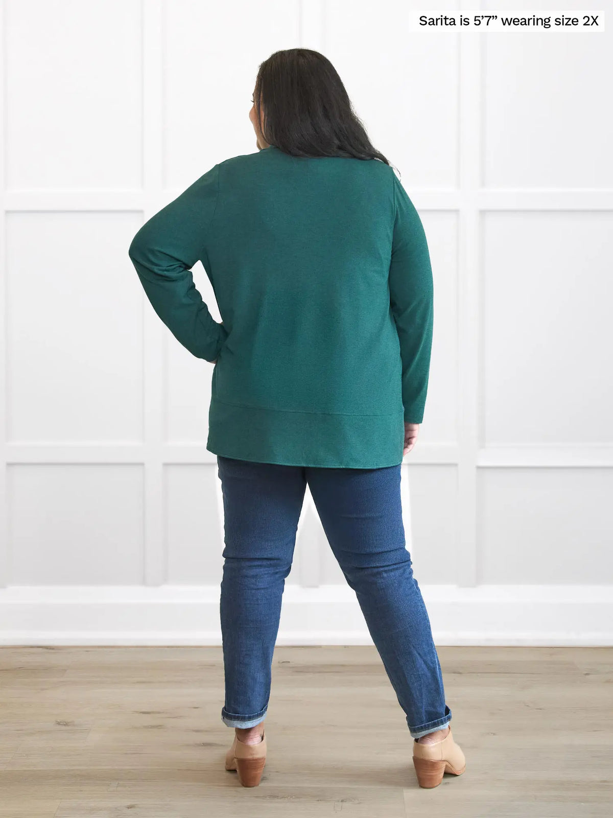 Miik model plus size Sarita (5’7”, 2x) standing with her back towards the camera showing the back of Miik&