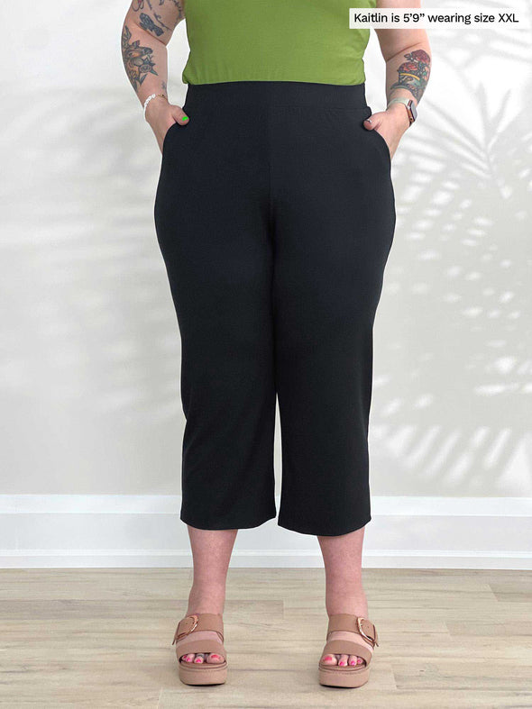 A close up image of Miik's Cassandra pull-on pocket capri pant in black in the size xxlarge 
