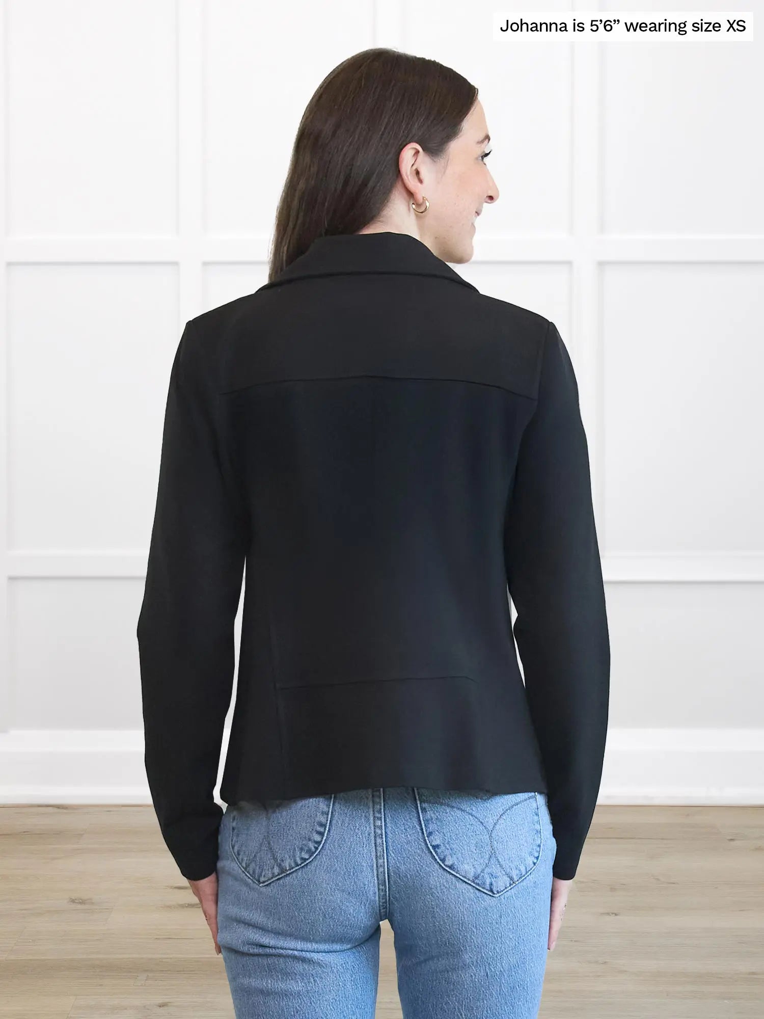 Miik model Johanna (5’6”, xsmall) standing with her back towards the camera showing the back of Miik&