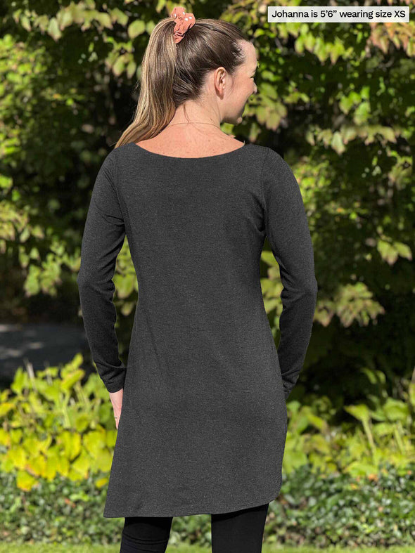 Miik model Johanna (5’6”, xsmall) standing with her back towards the camera showing the back of Miik's Elsie asymmetrical long sleeve tunic