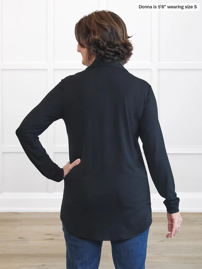 Miik founder Donna (5’6”, small) standing with her back towards the camera showing the back of Miik&