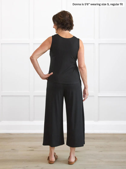 Miik founder Donna (5’6”, small) standing with her back towards the camera showing the back of Miik&