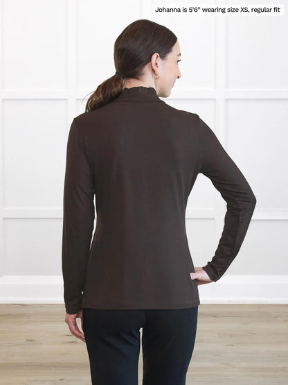 Miik model Johanna (5’6”, xsmall) standing with her back towards the camera showing the back of Miik&