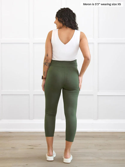 Miik model Meron (5’3”, xsmall) standing with her back towards the camera showing the back of Miik&