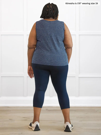 Miik model plus size Kimesha (5’8”, 3x) standing with her back towards the camera showing the back of Miik&
