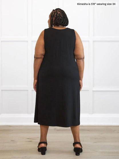 Miik model plus size Kimesha (5’8”, 3x) standing with her back towards the camera showing the back of Miik&